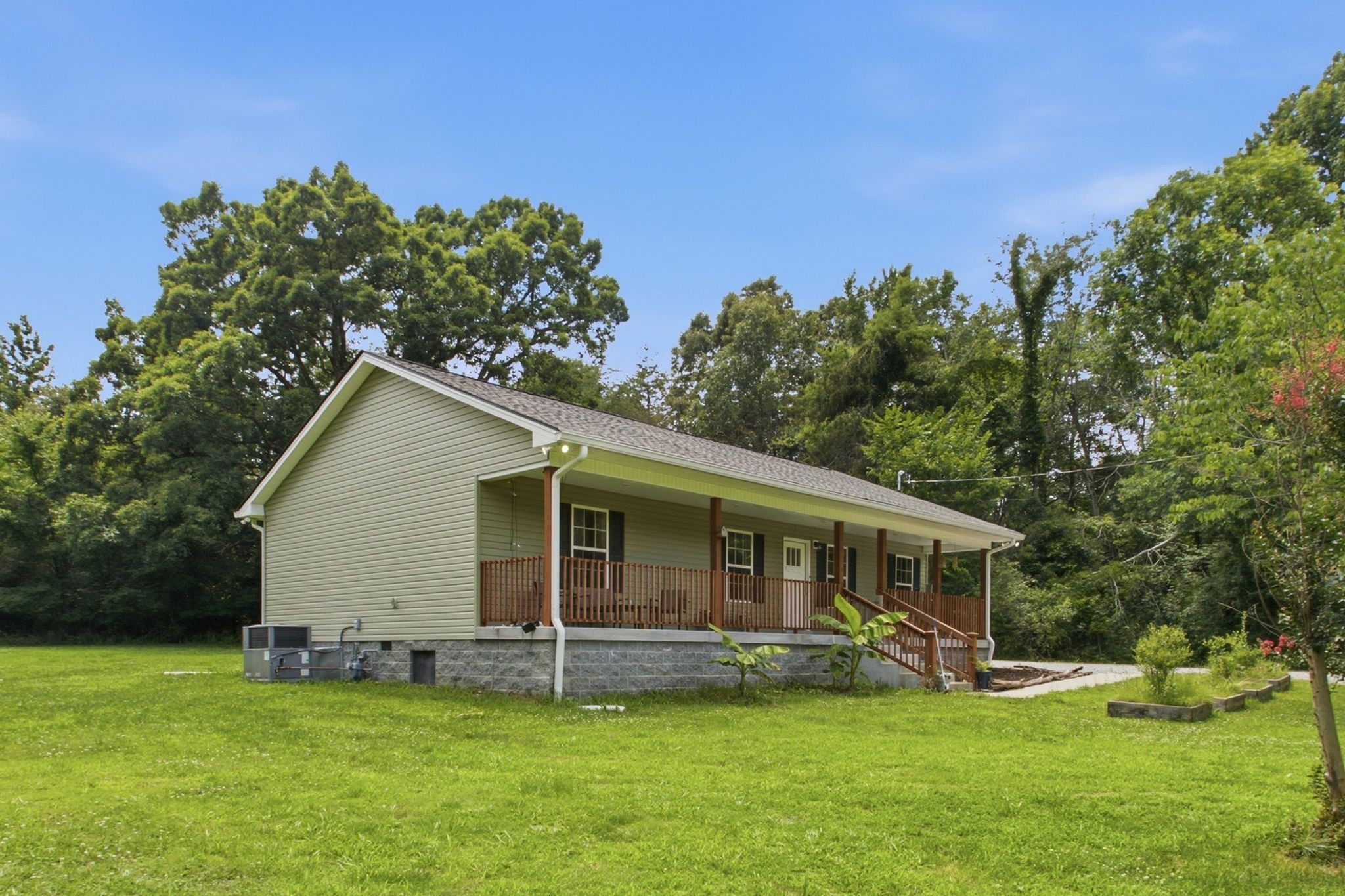 8252 Pinewood Rd Property Photo 1