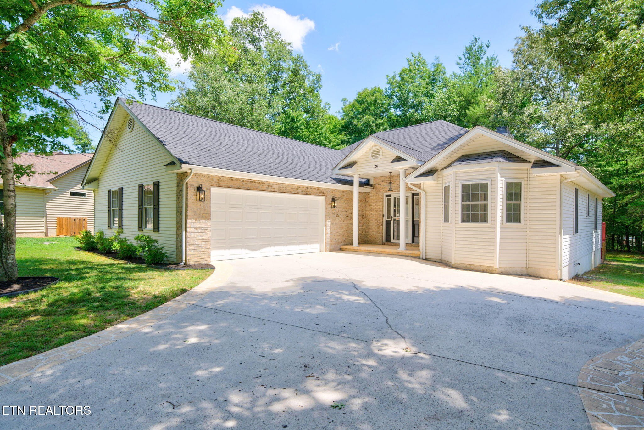 35 Leaf Circle Property Photo 1
