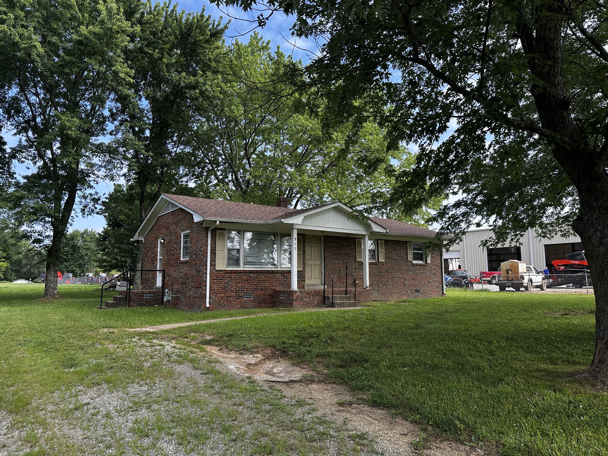 817 Irvin Ln Property Photo 1