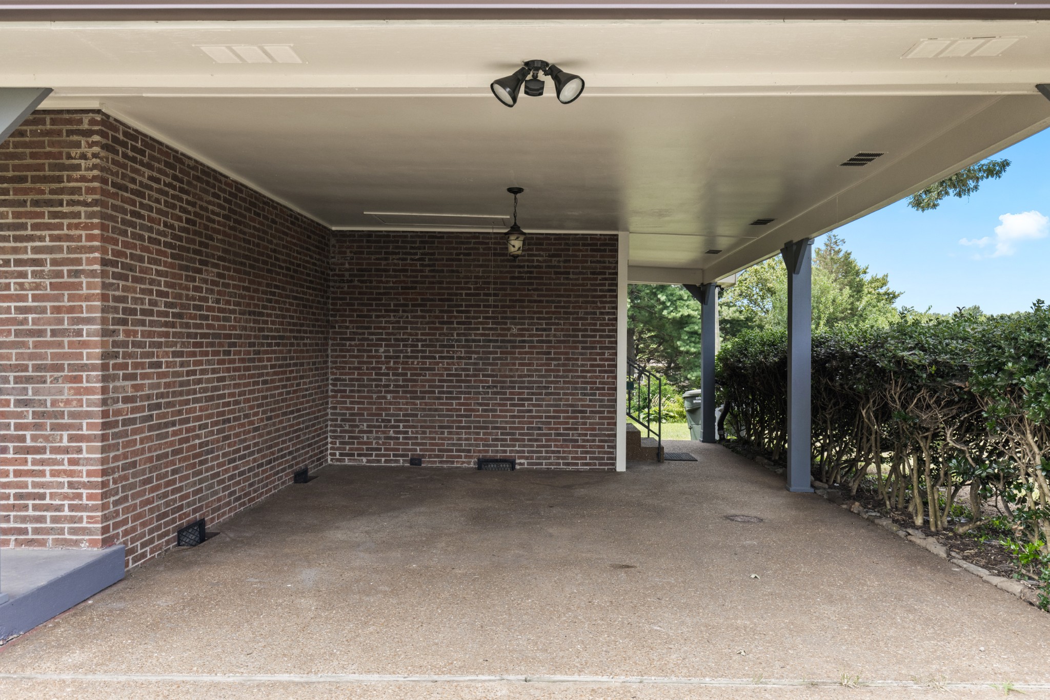 2209 Ruth St Property Photo 3
