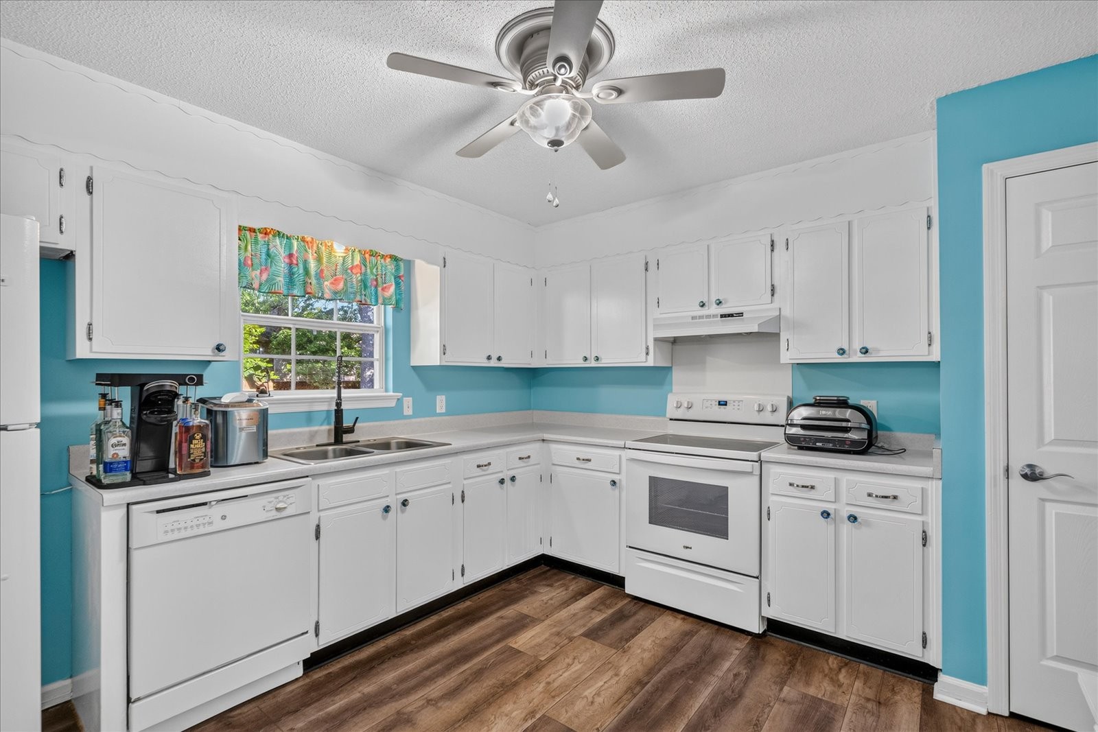5911 Tyner Ln Property Photo 10