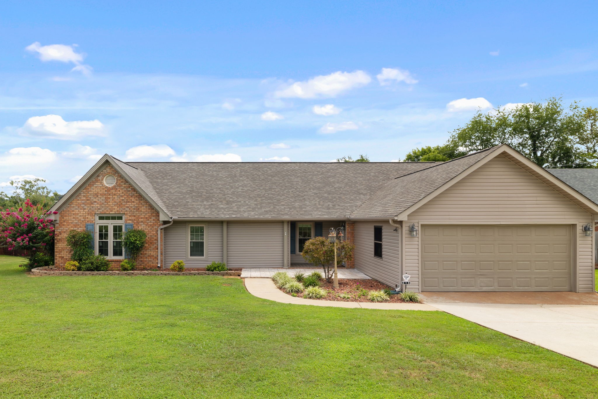 215 Oakview Cir Property Photo 1