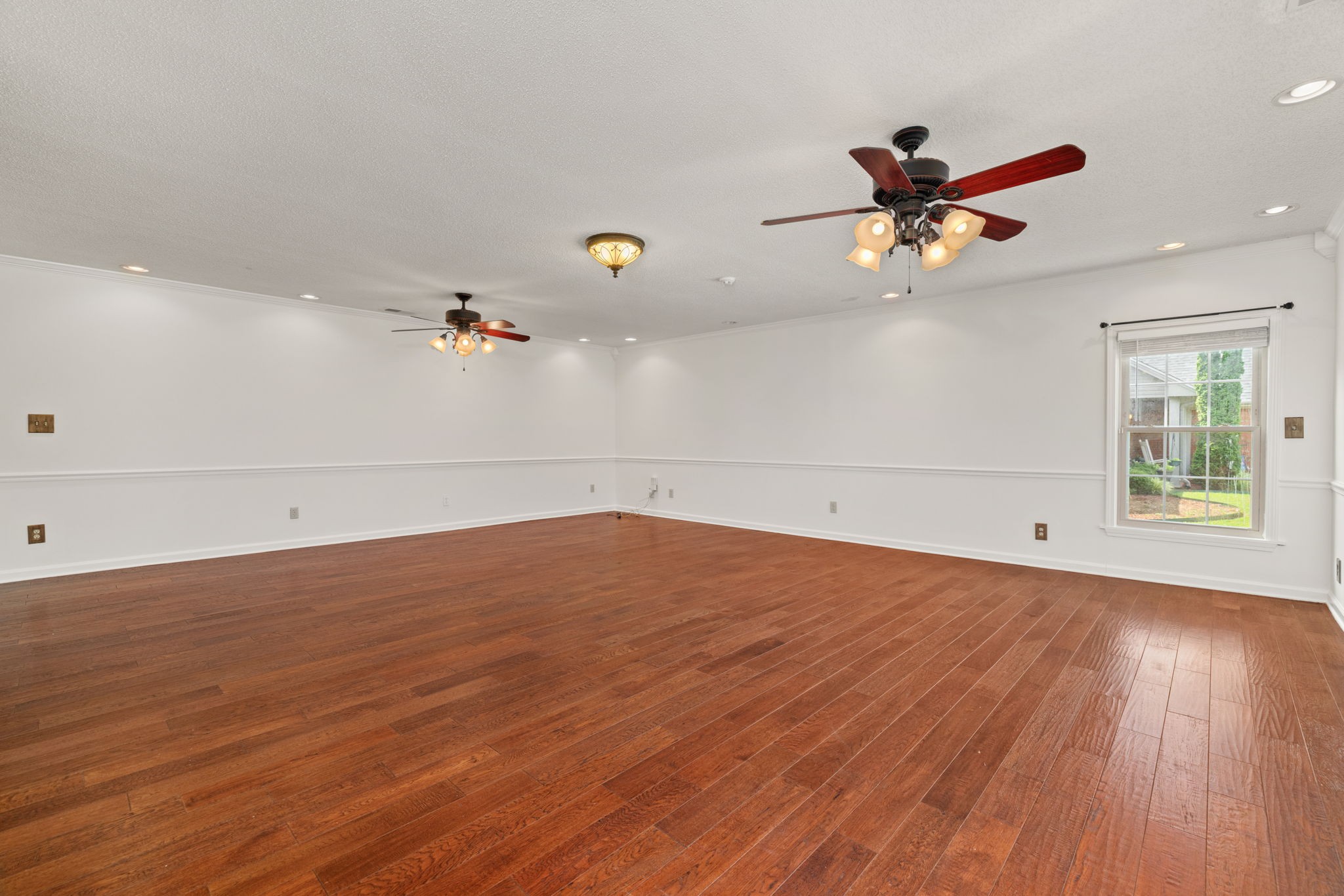 215 Oakview Cir Property Photo 3