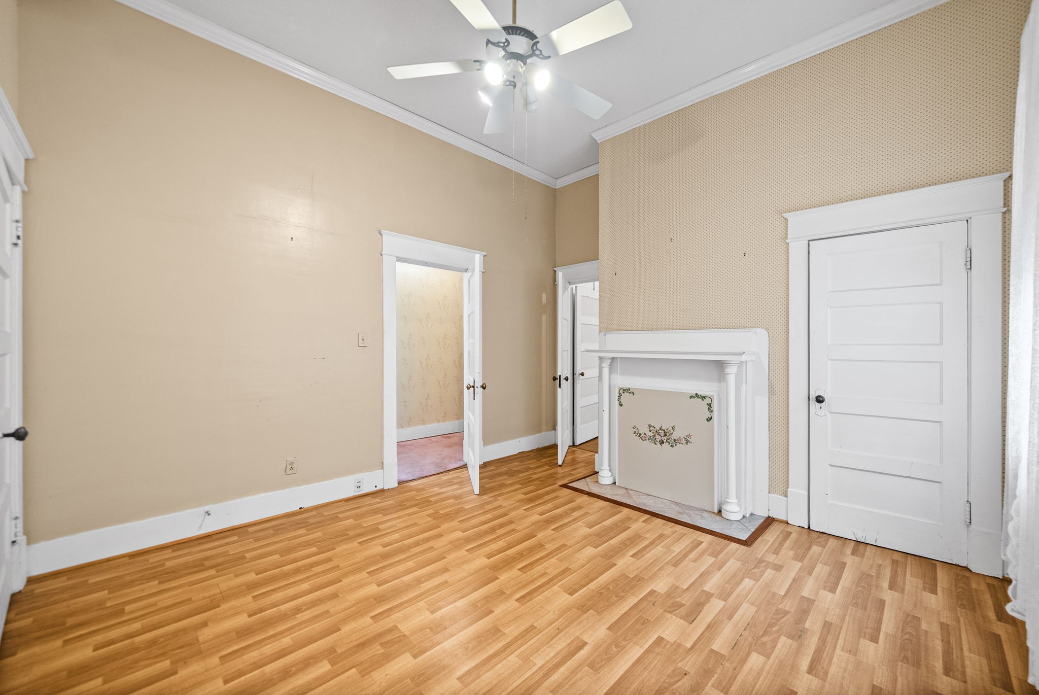 112 E Park St Property Photo 39