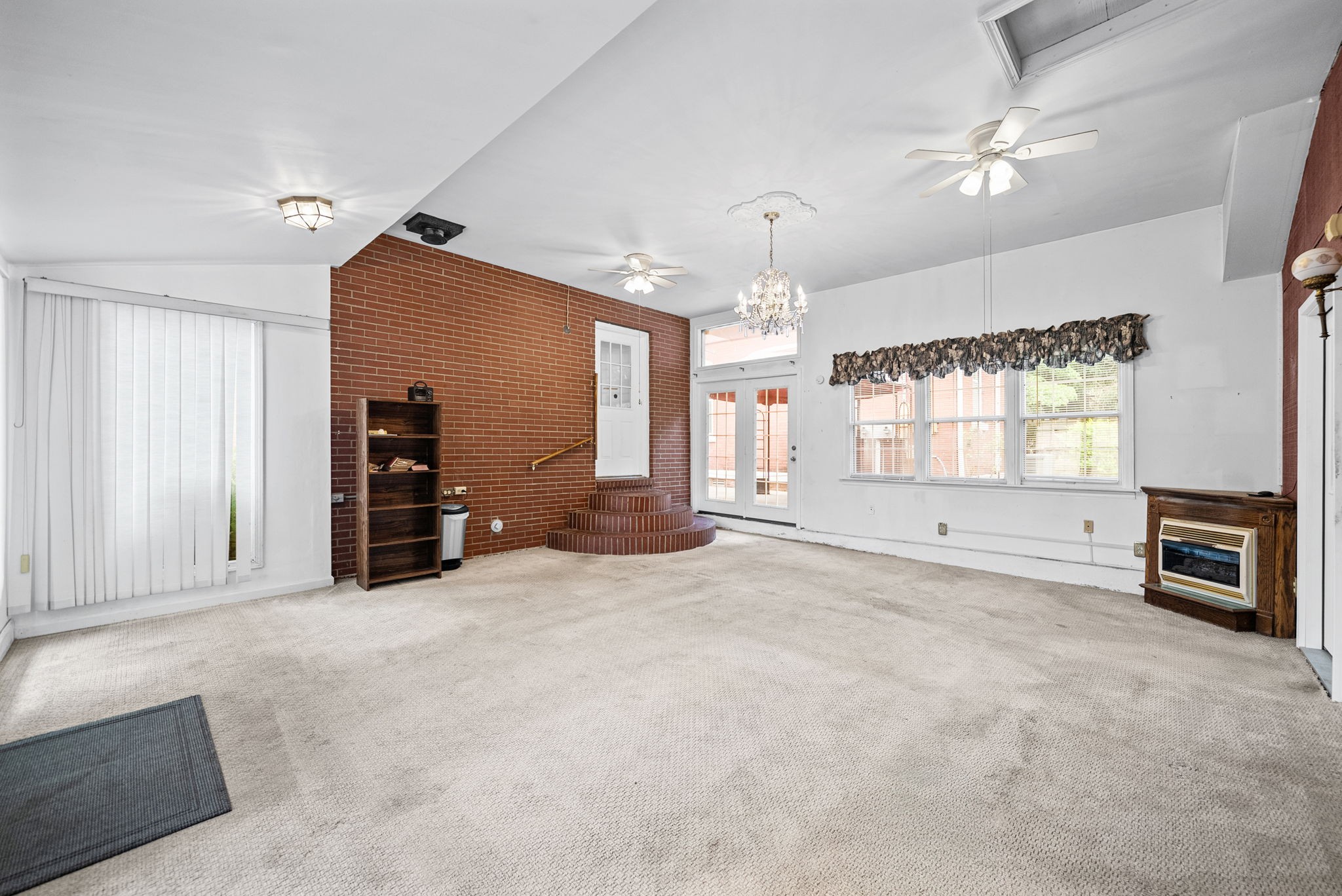 112 E Park St Property Photo 86
