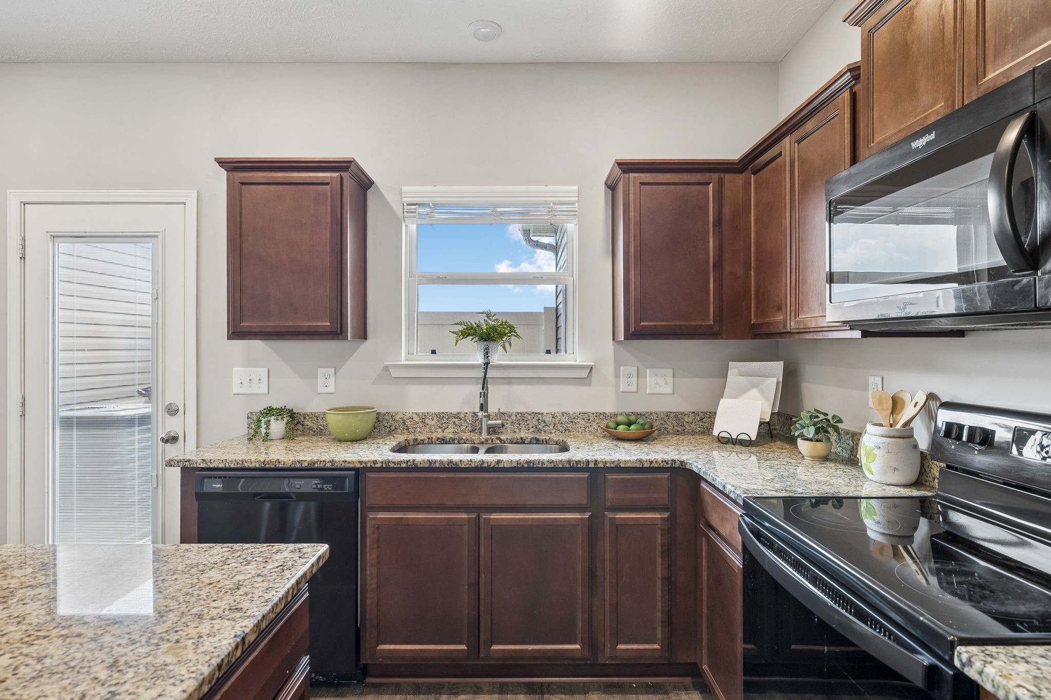 4050 Saddlecreek Way Property Photo 4