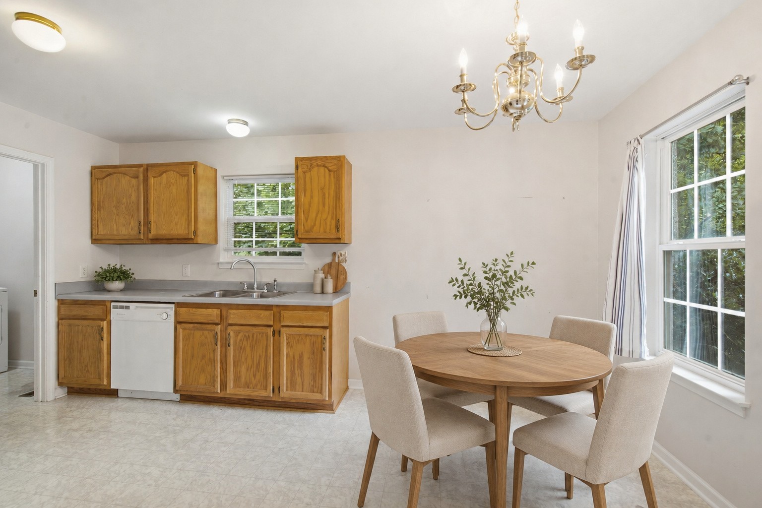 958 Jordan Cir Property Photo 3