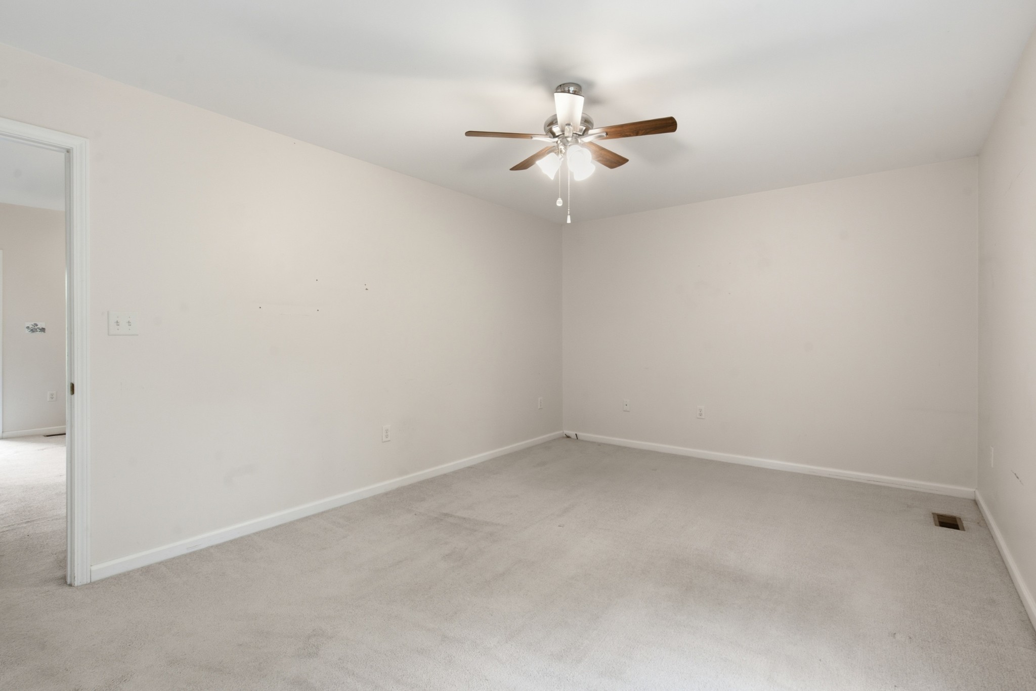 958 Jordan Cir Property Photo 18