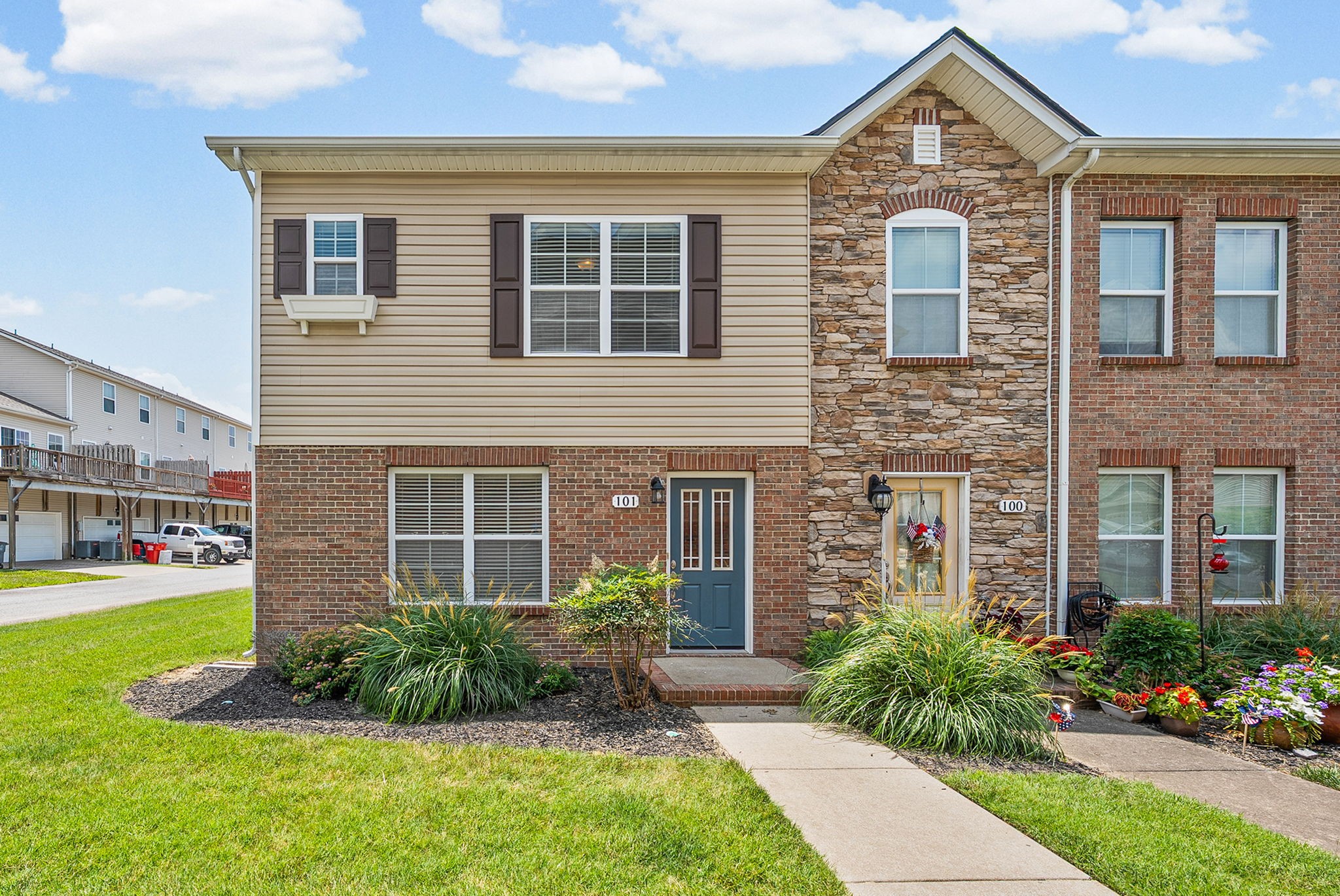 101 Whitman Xing Property Photo 1