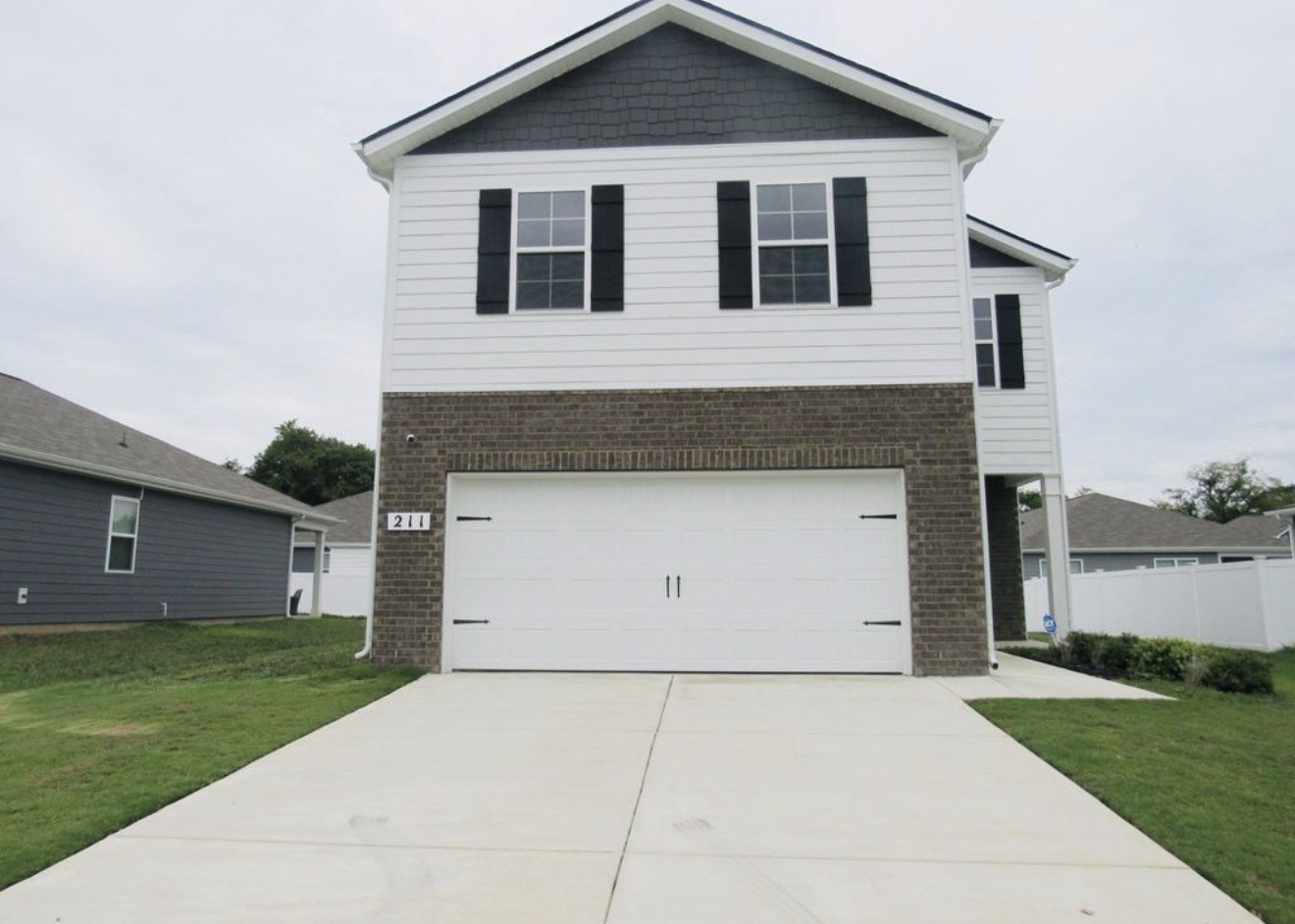 211 River Forest Dr Property Photo 1