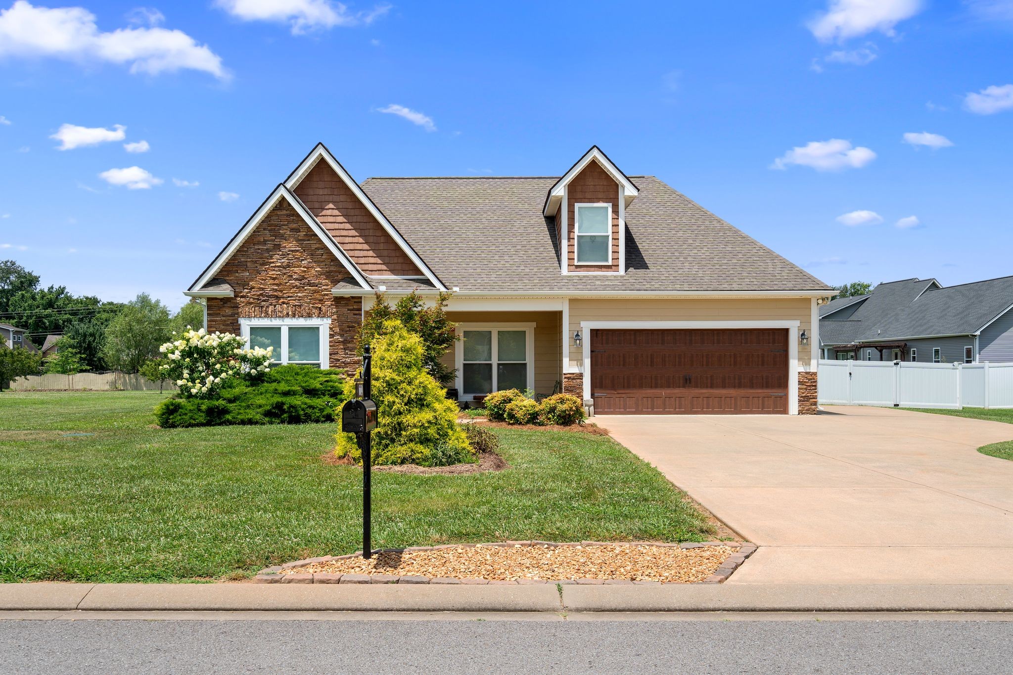 669 Laurel Ln Property Photo 1