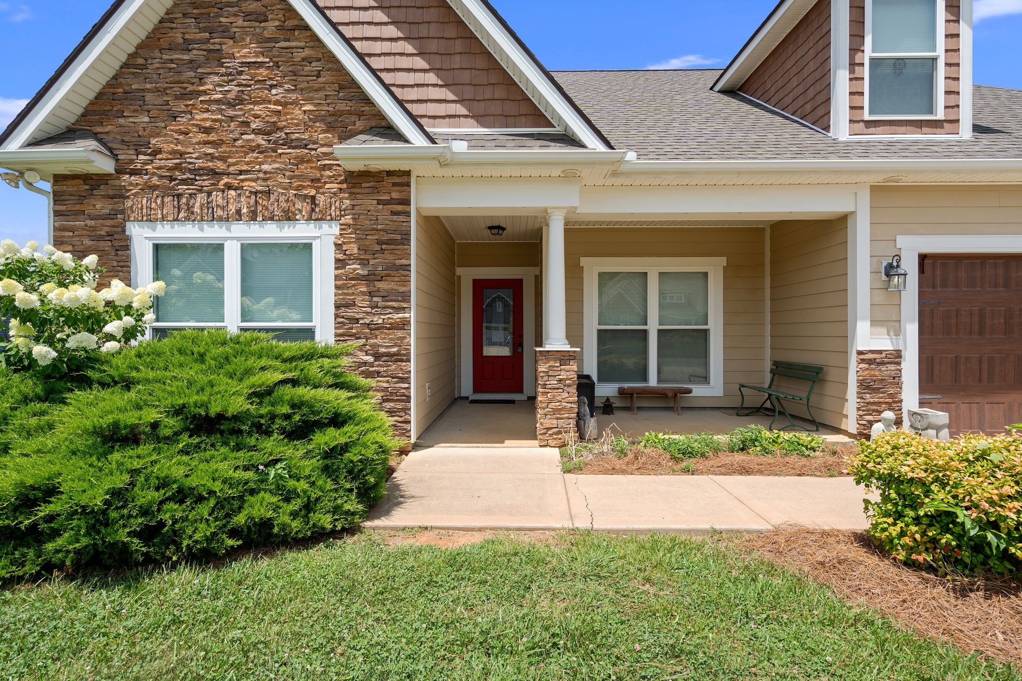 669 Laurel Ln Property Photo 3