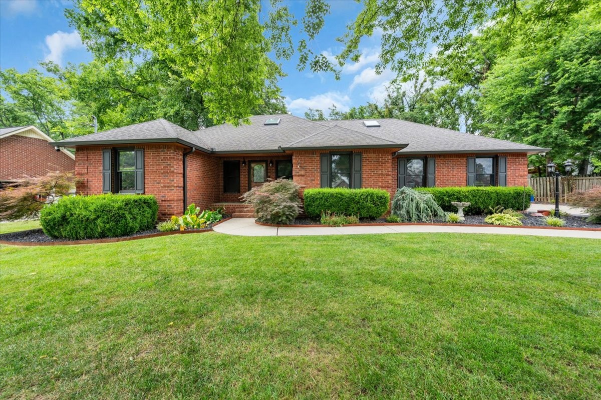 415 Whitney Dr Property Photo 1