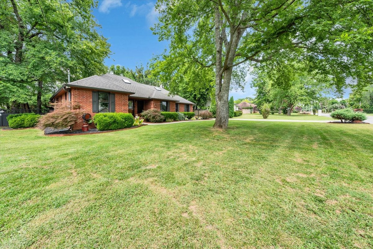 415 Whitney Dr Property Photo 2