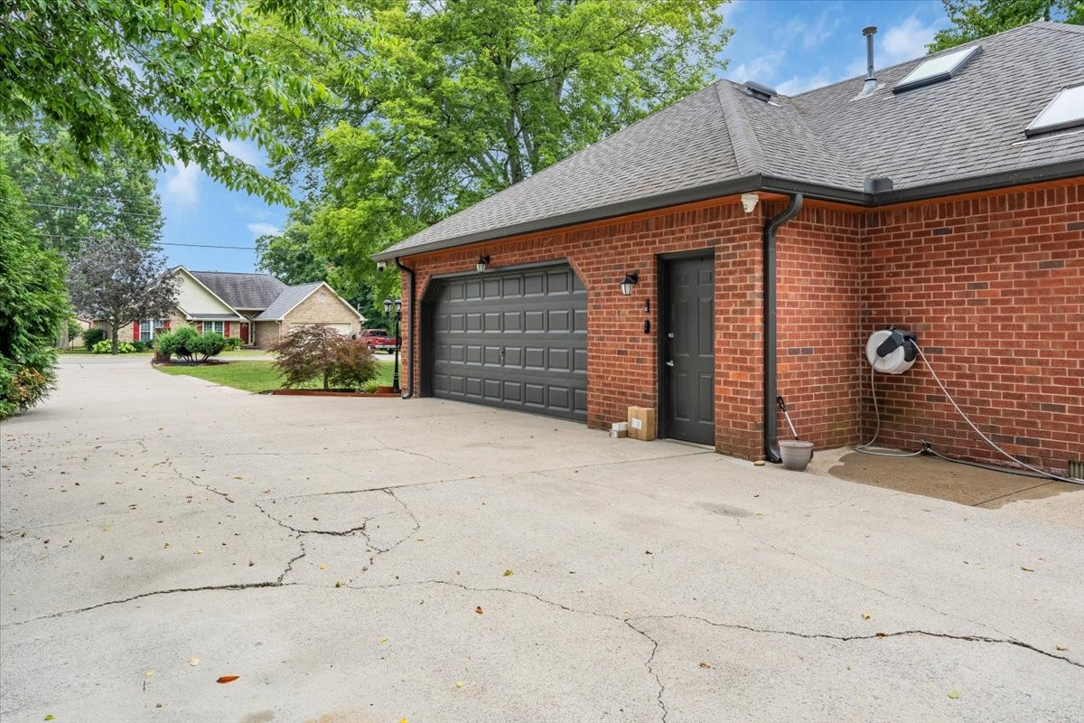 415 Whitney Dr Property Photo 4