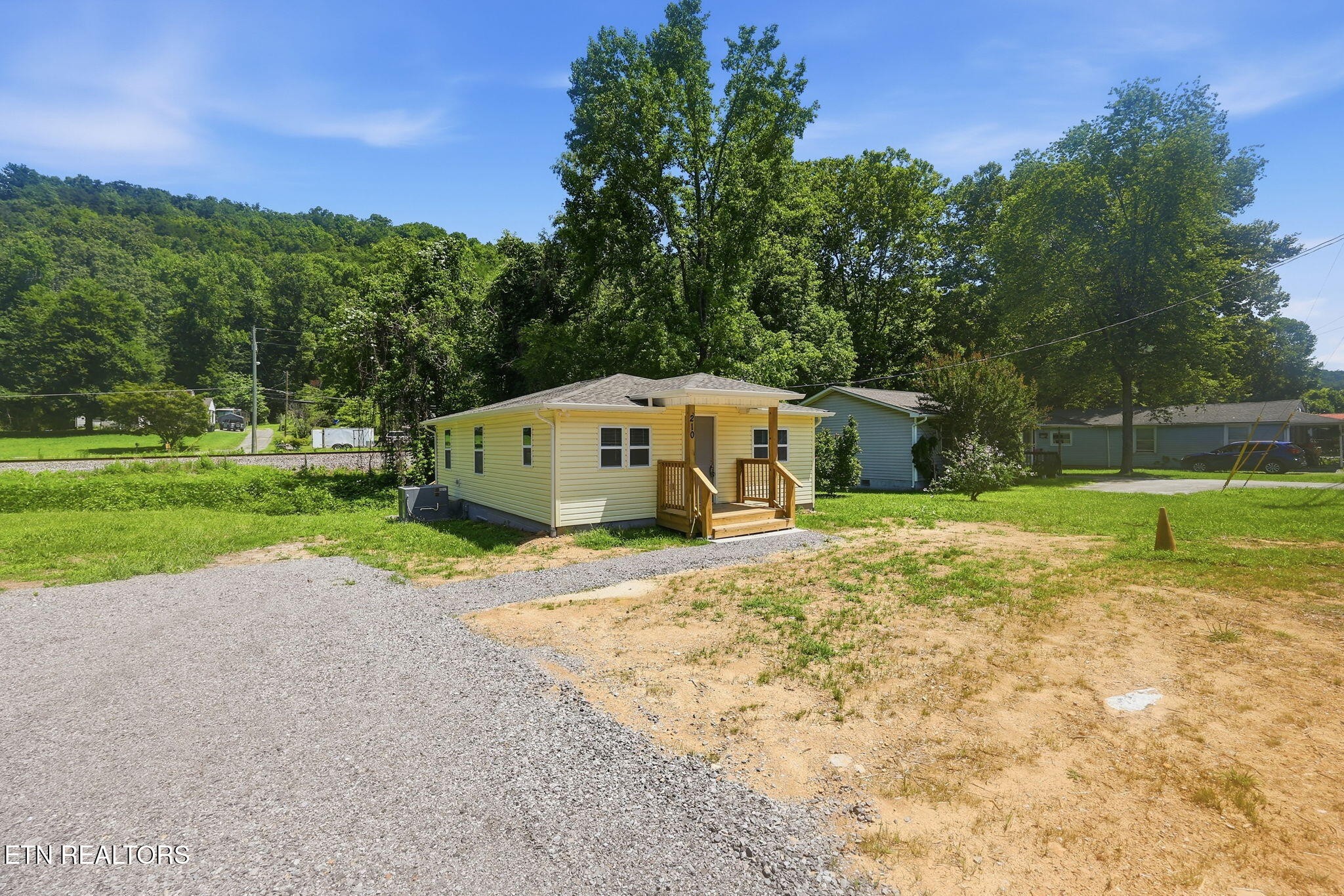 210 E Spring St Property Photo 2