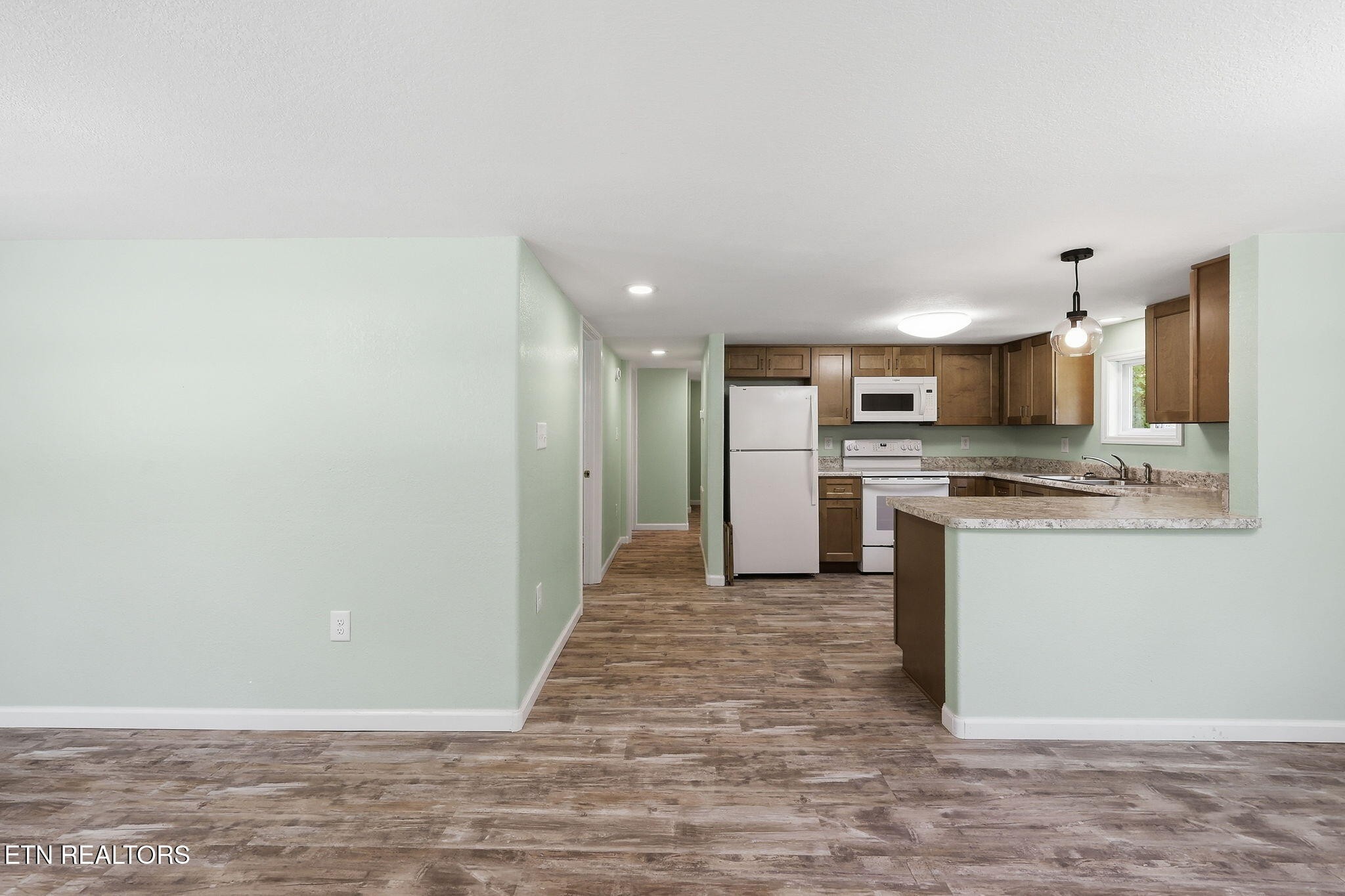 210 E Spring St Property Photo 3