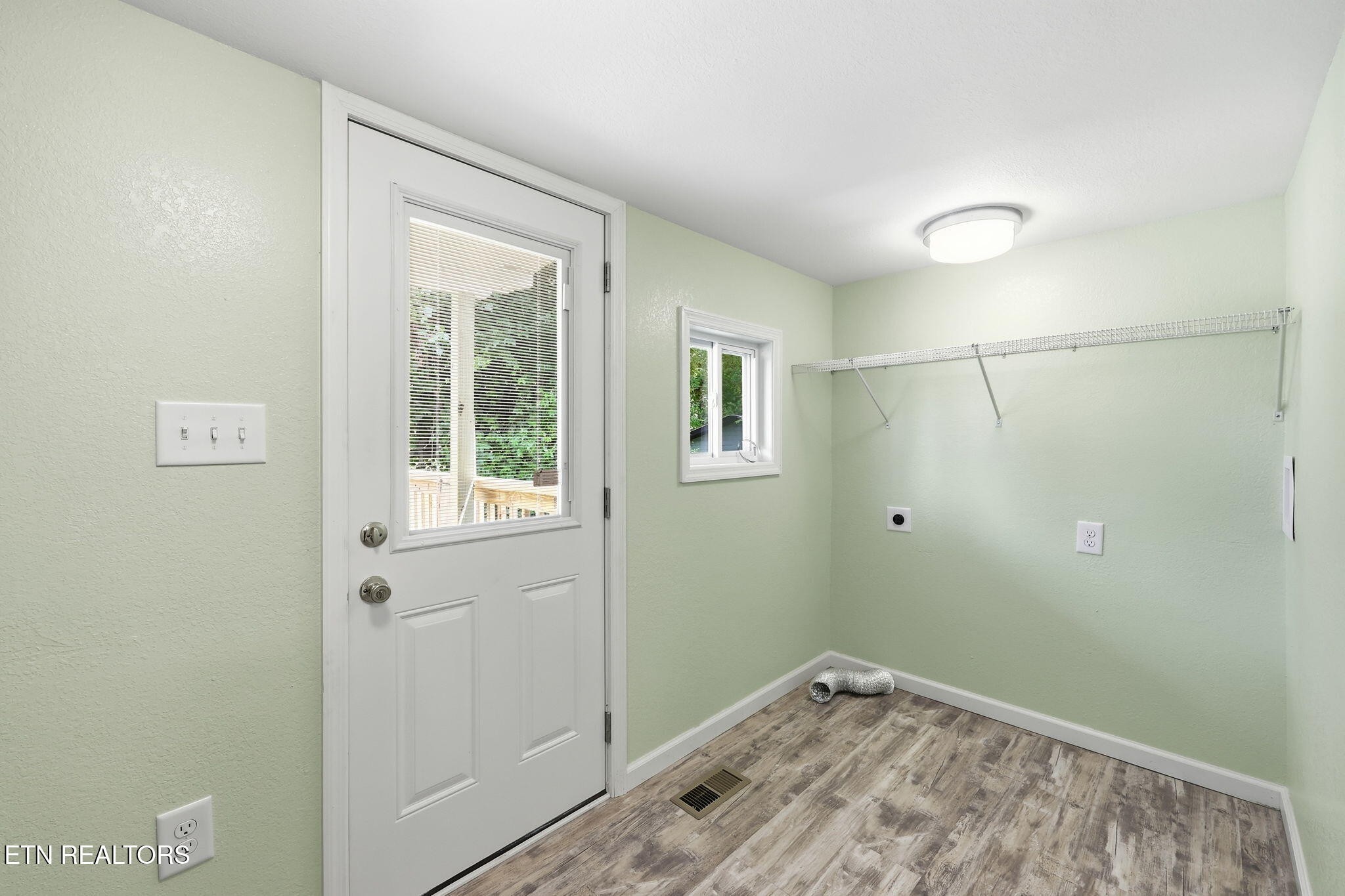 210 E Spring St Property Photo 18