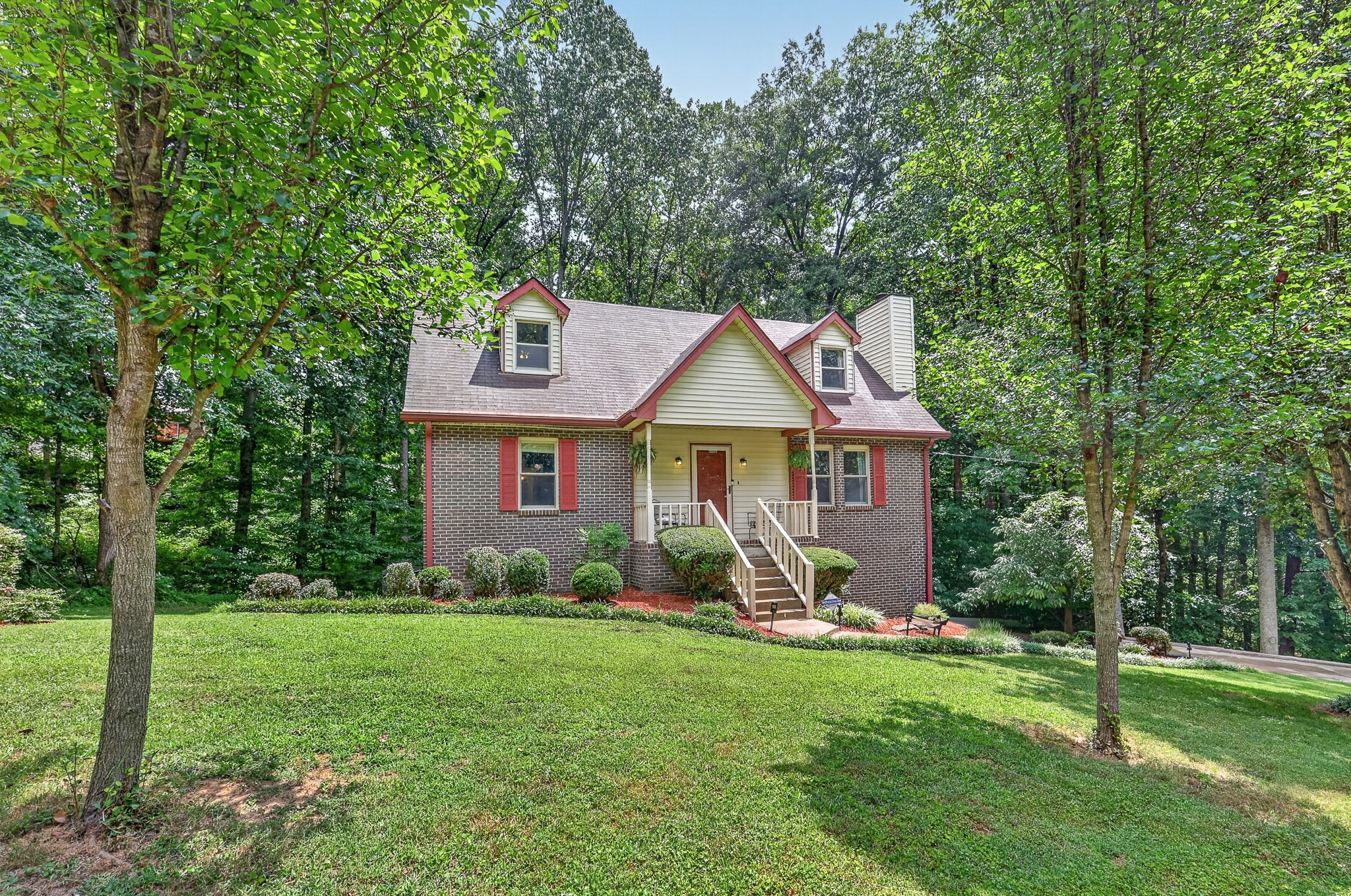 1011 Valley Ln Property Photo 2