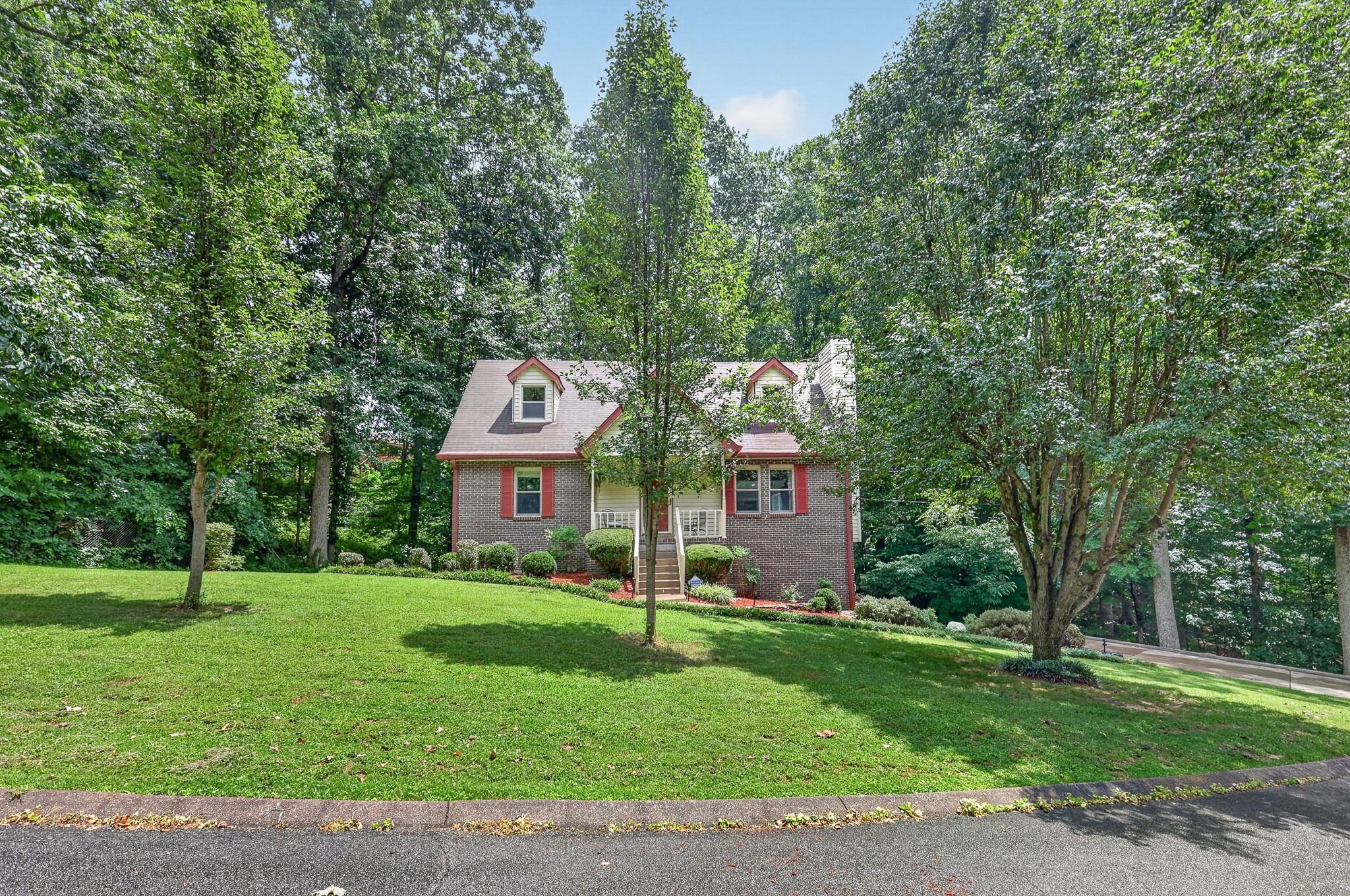 1011 Valley Ln Property Photo 3