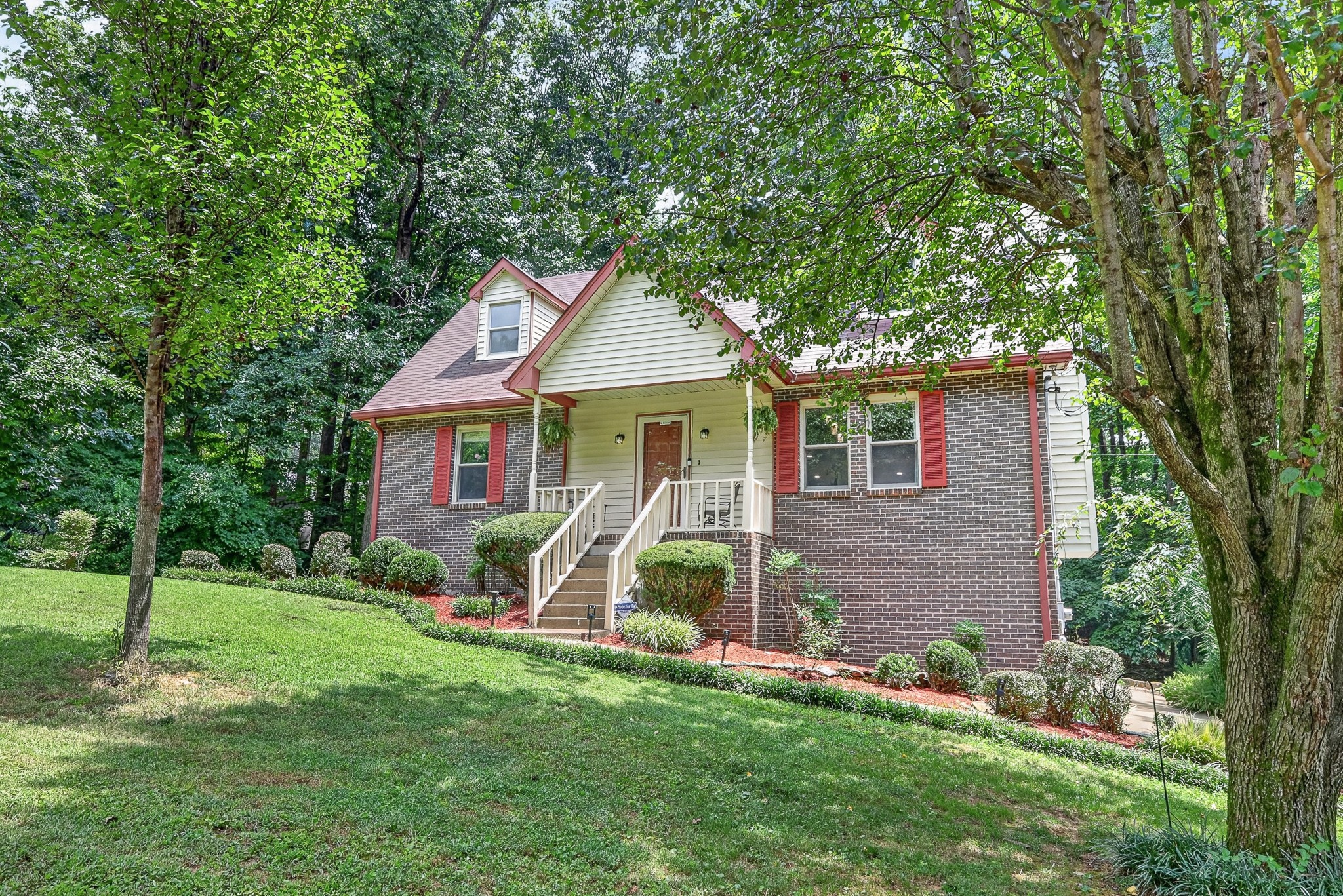 1011 Valley Ln Property Photo 4