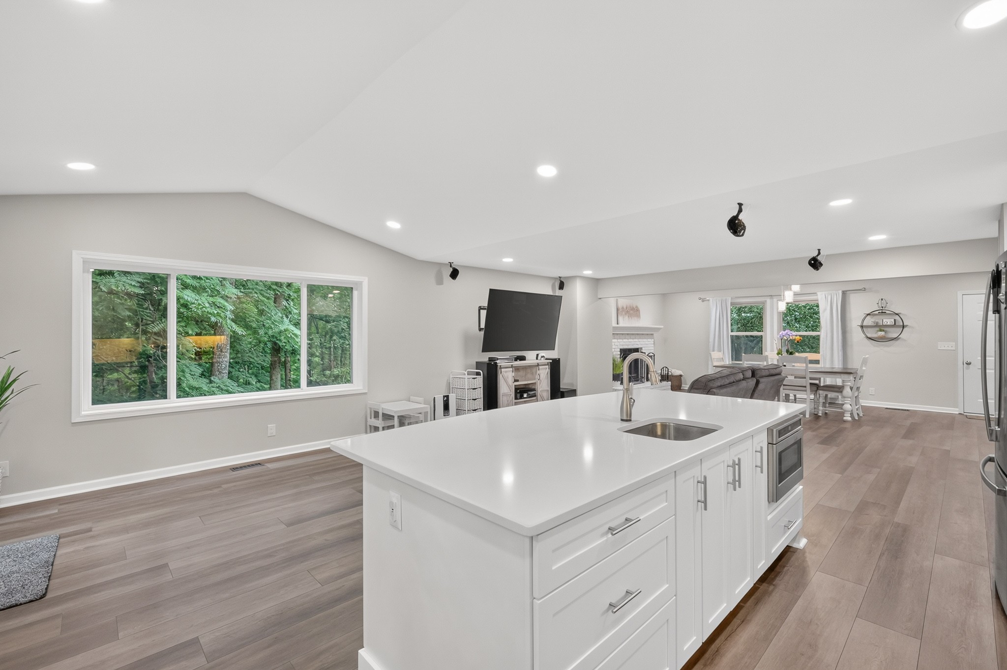 1011 Valley Ln Property Photo 11