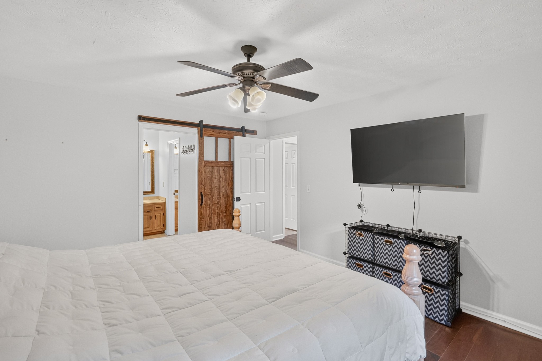 1011 Valley Ln Property Photo 14