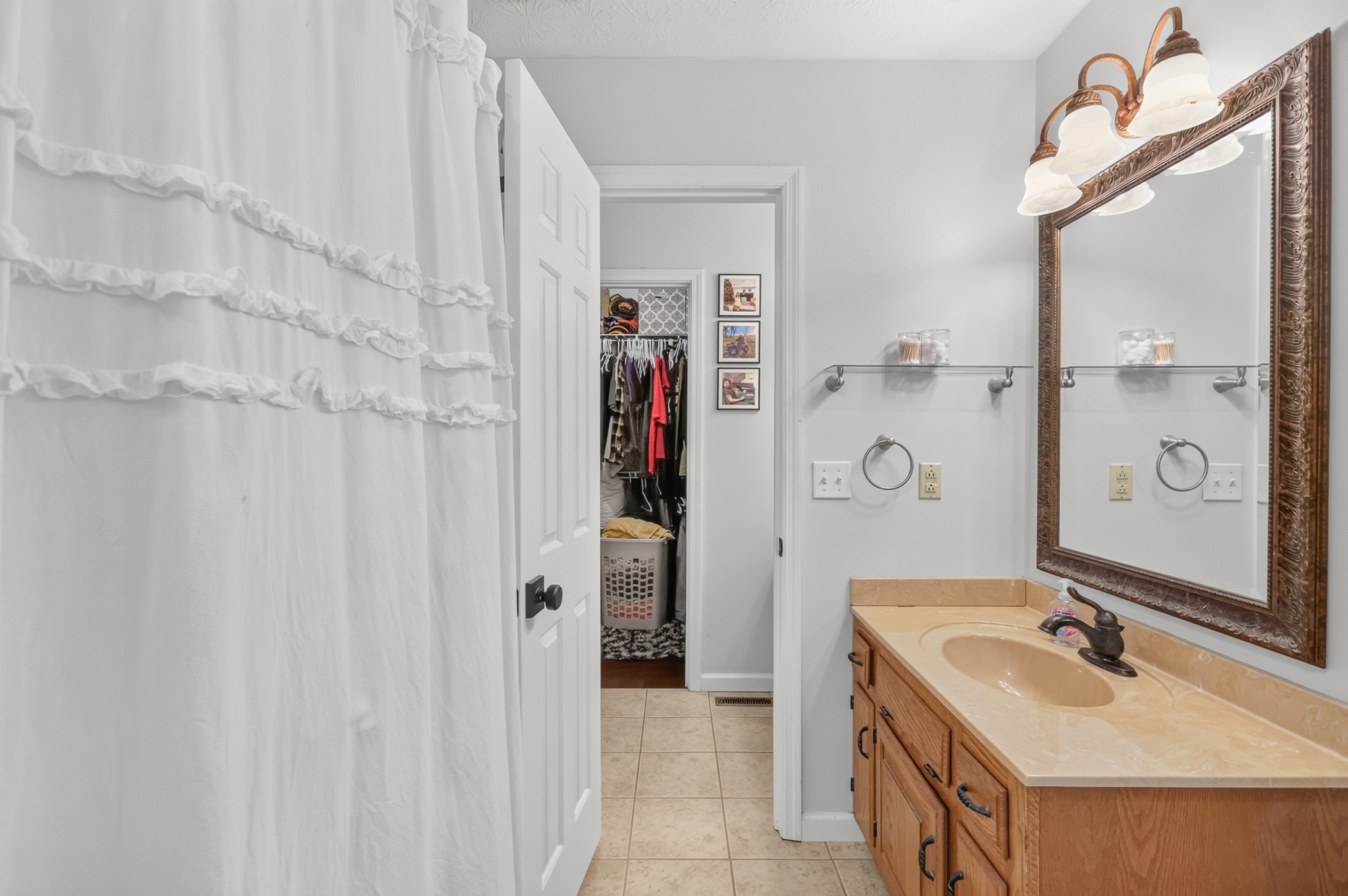 1011 Valley Ln Property Photo 17