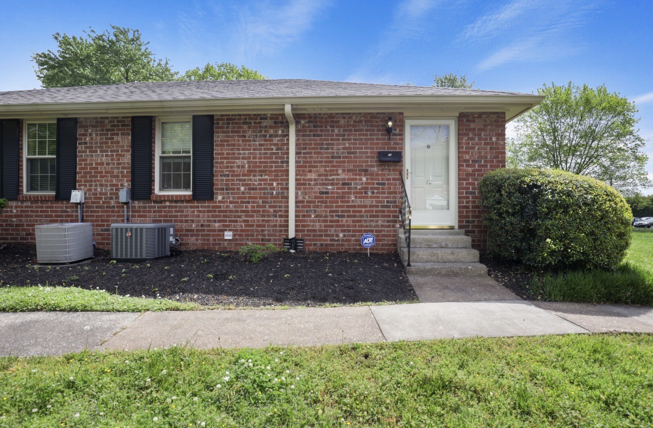 523 Harding Pl Property Photo 1
