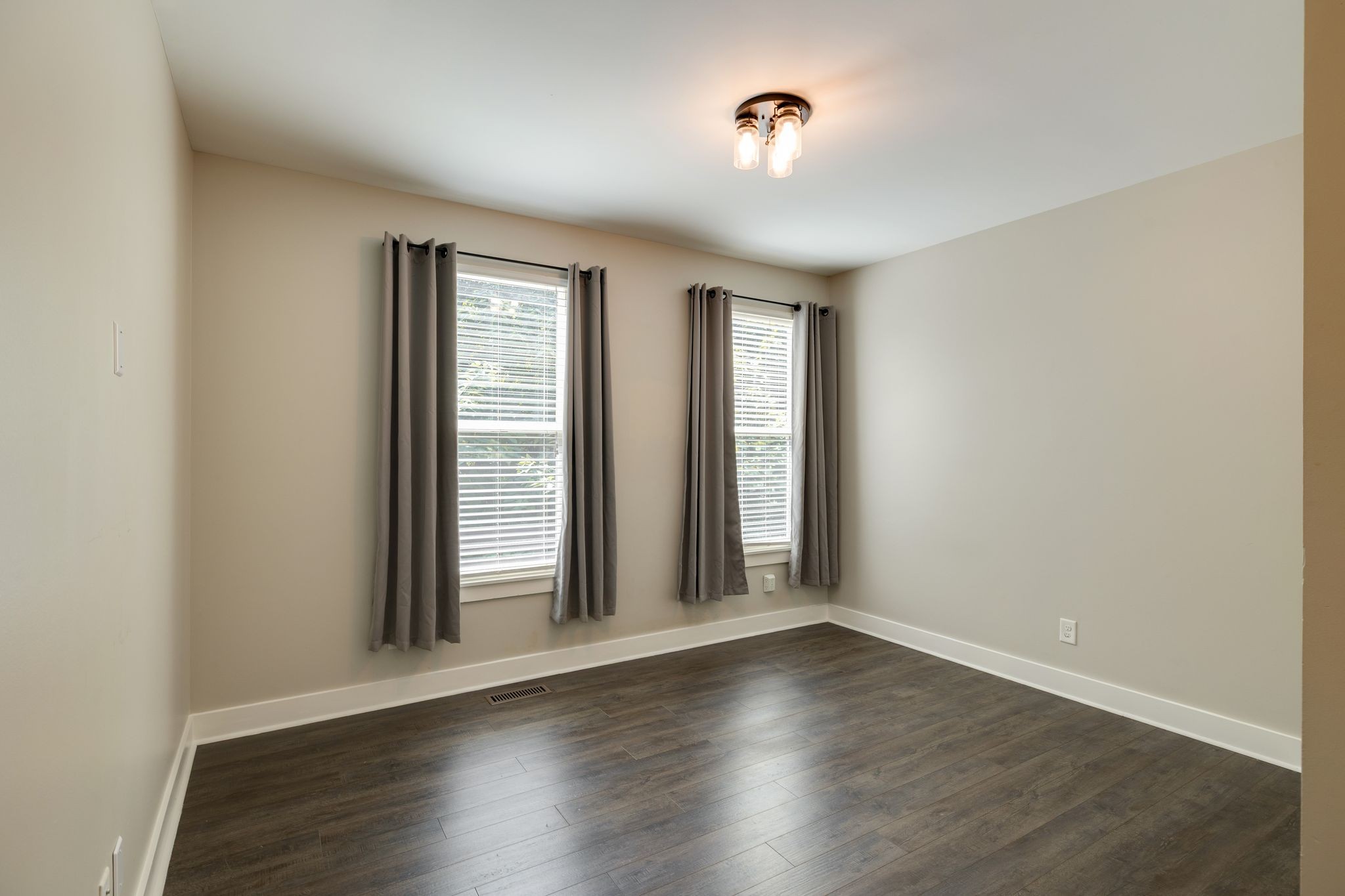 2128 Ravenscourt Dr Property Photo 18