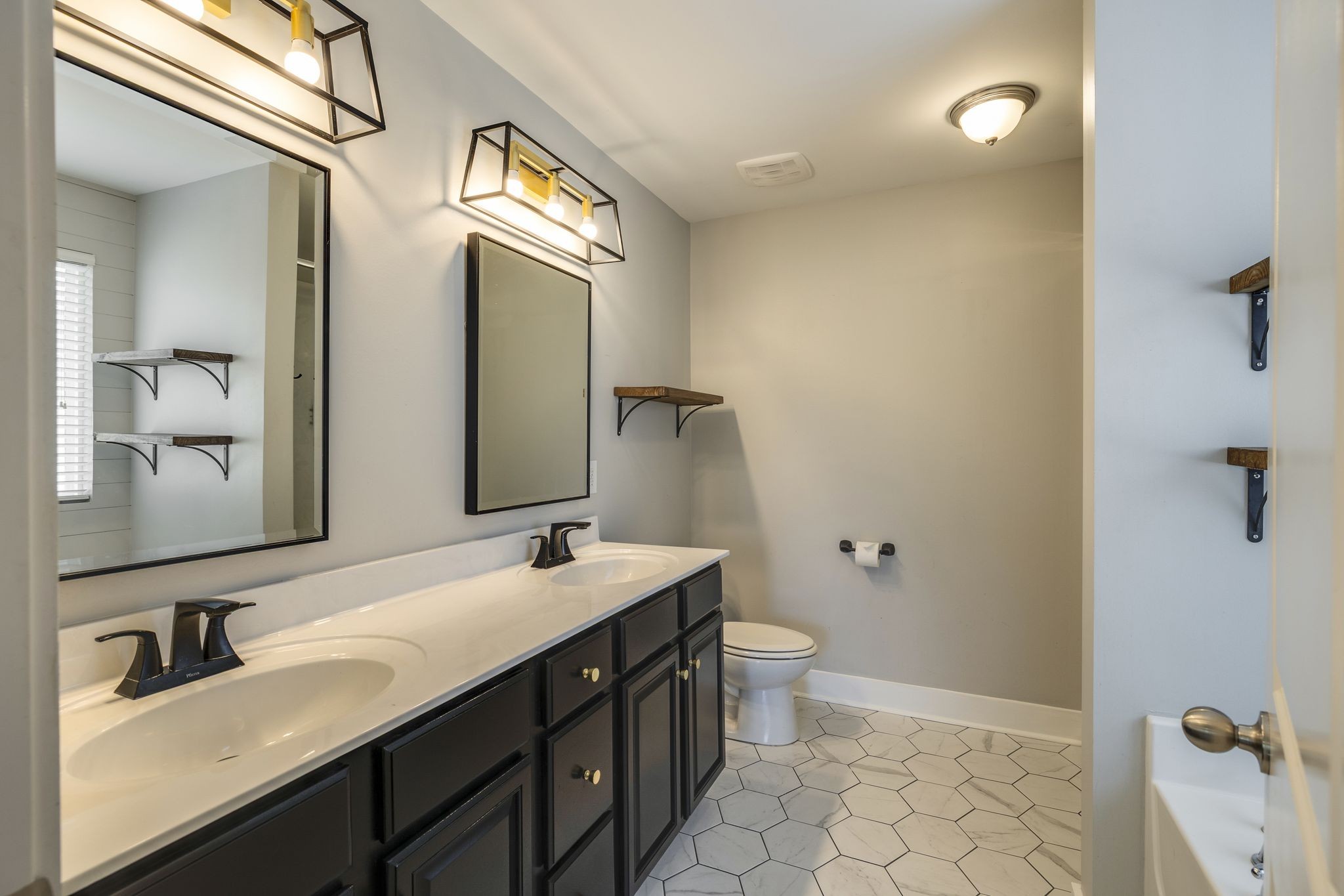 2128 Ravenscourt Dr Property Photo 24