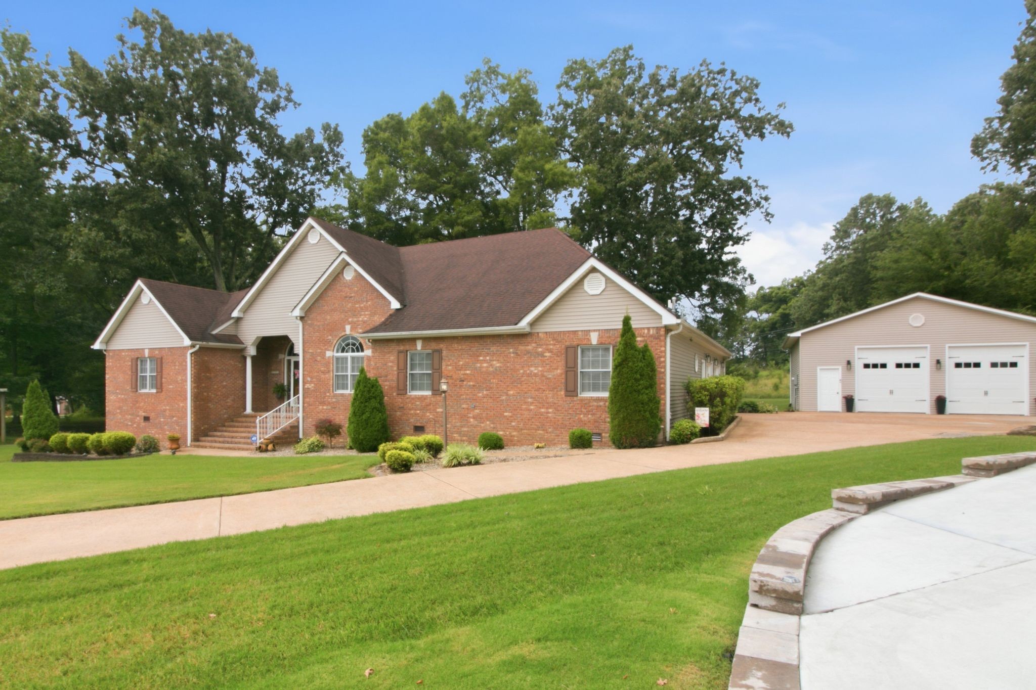 1305 Oakbrook Dr Property Photo 1