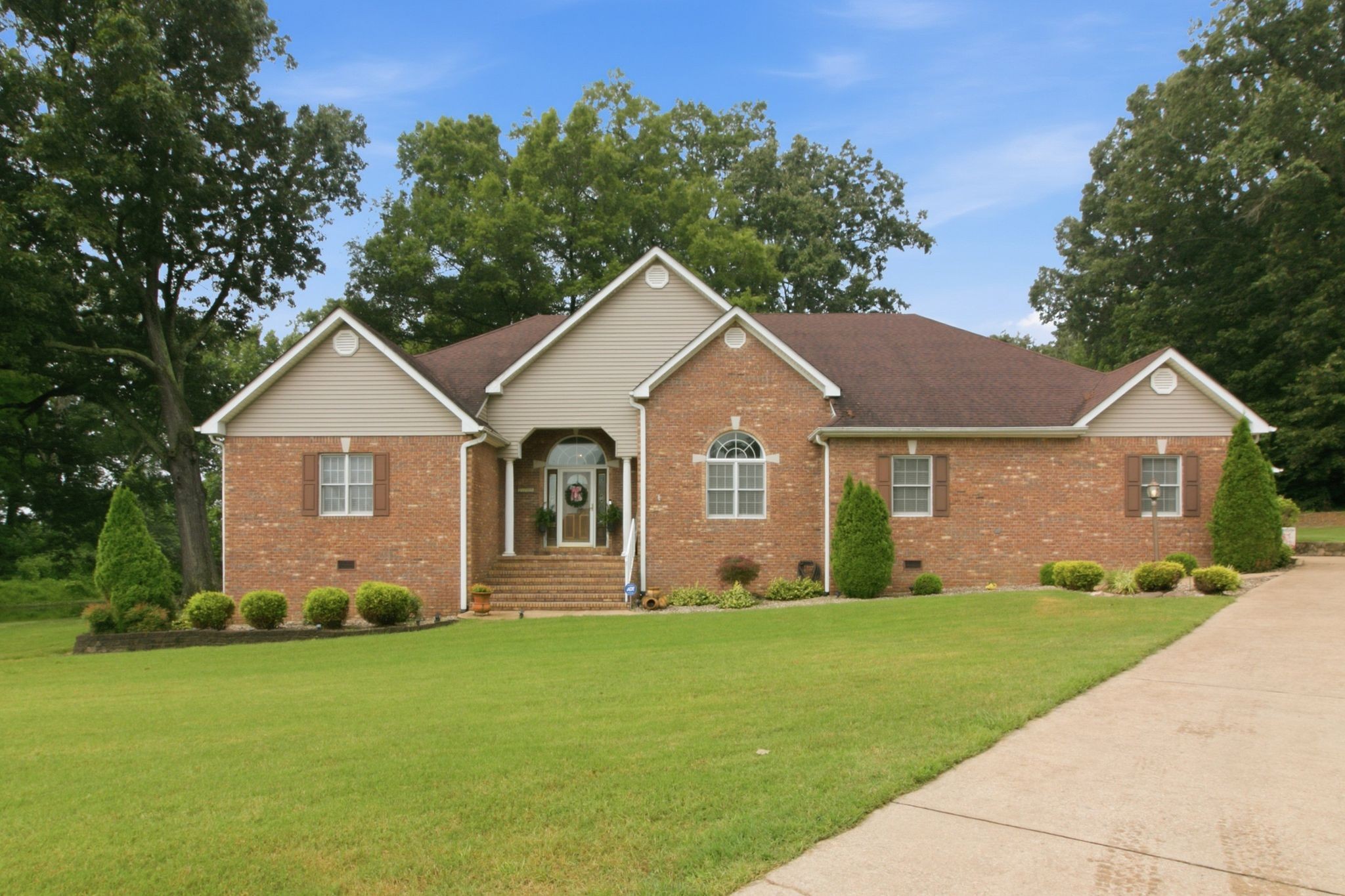 1305 Oakbrook Dr Property Photo 1