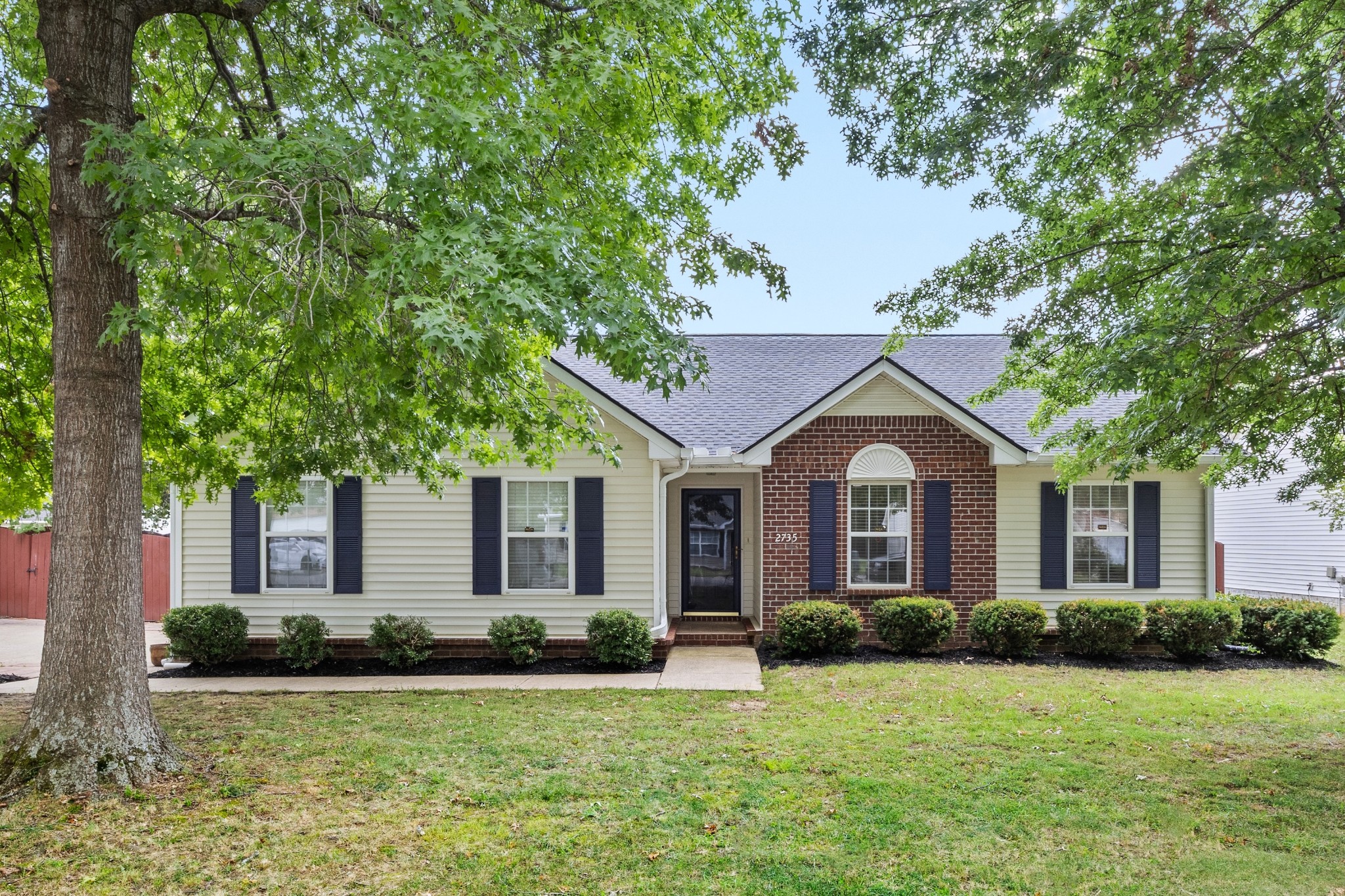 2735 Roscommon Dr Property Photo 1
