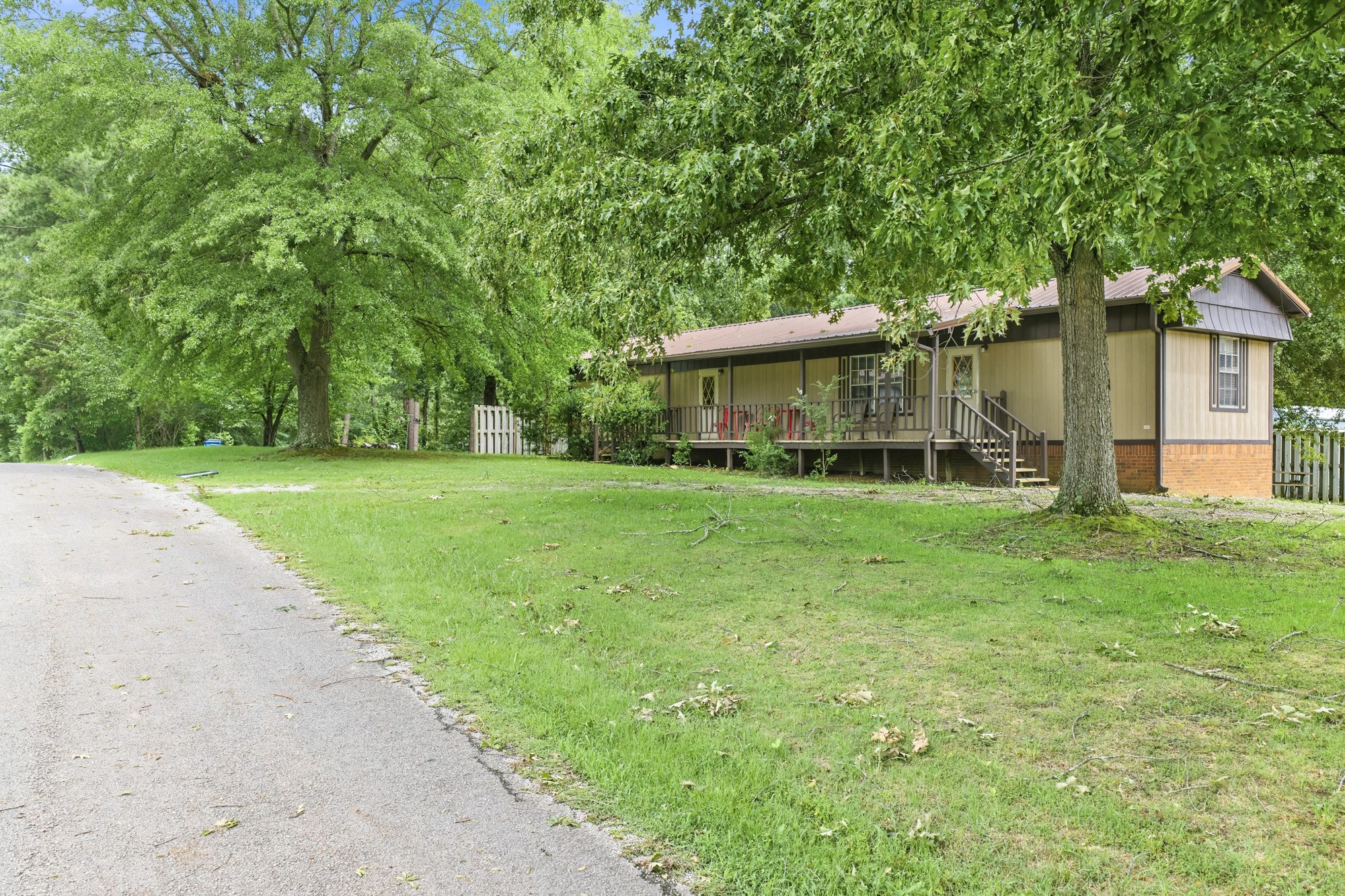 225 Pineview Dr Property Photo 2