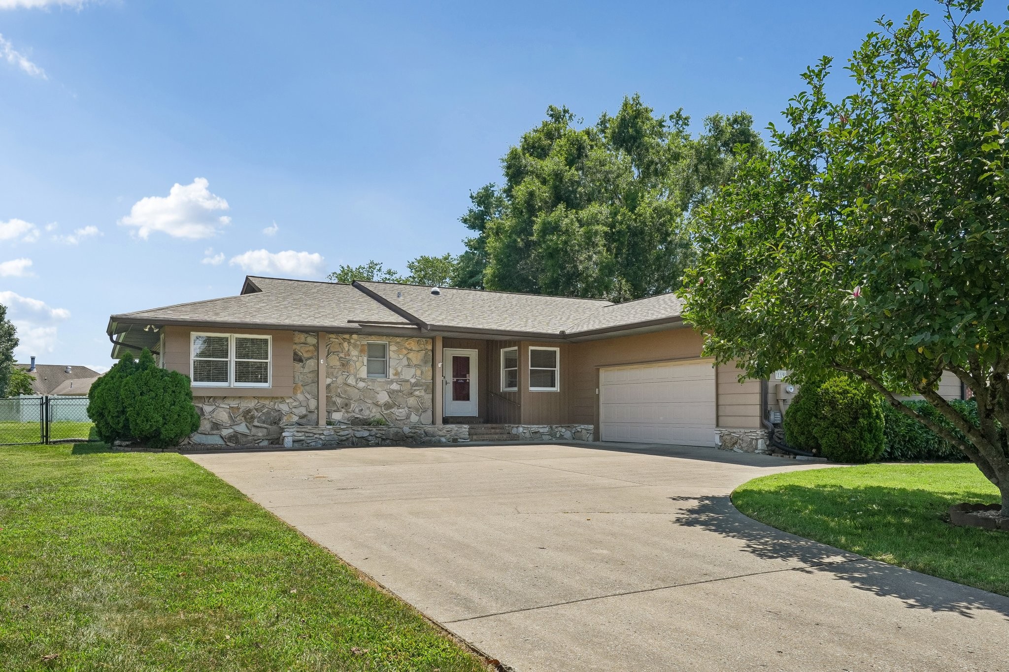 119 Stonehouse Dr Property Photo 1