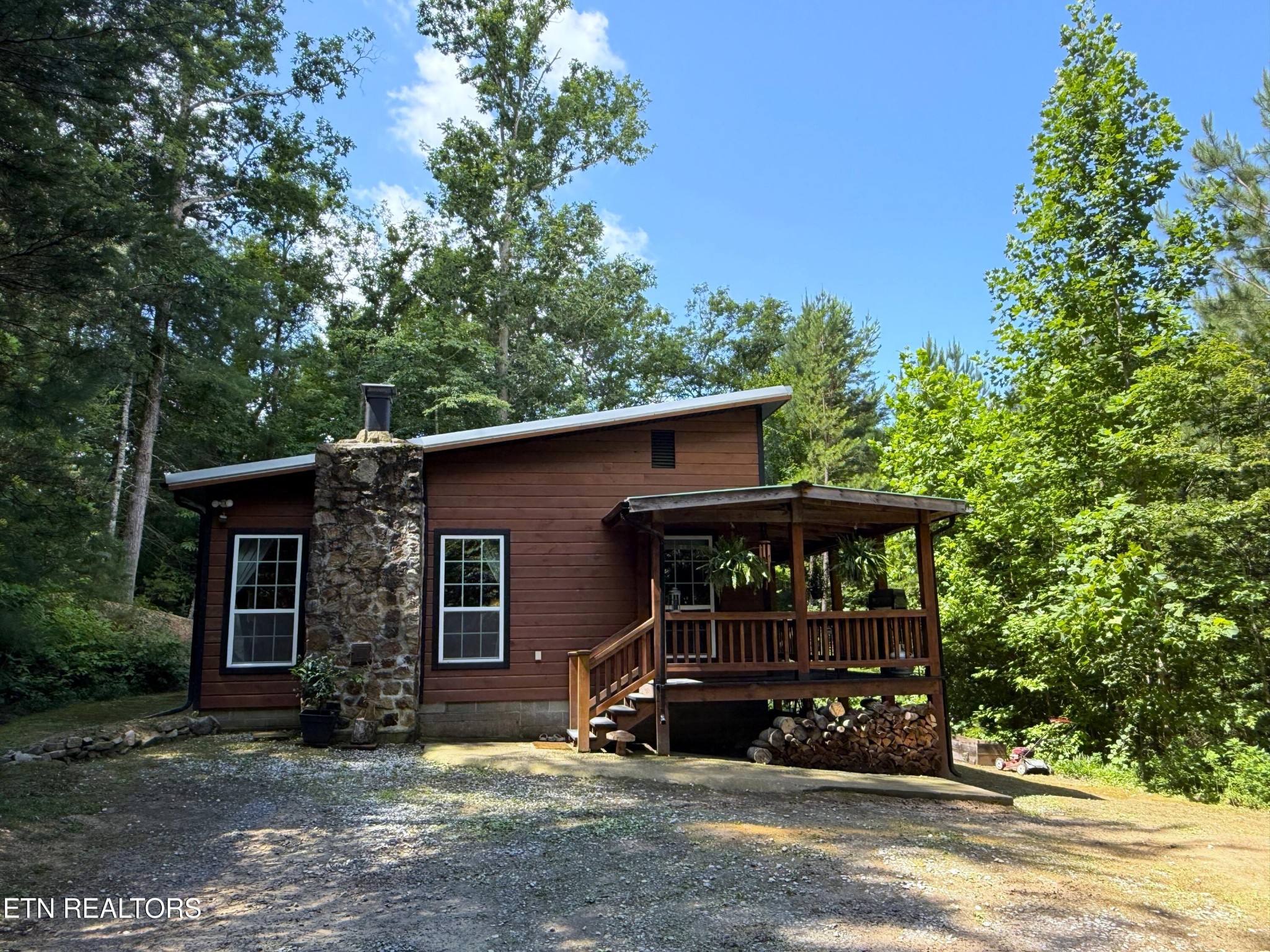 438 Country Square Rd Property Photo 1