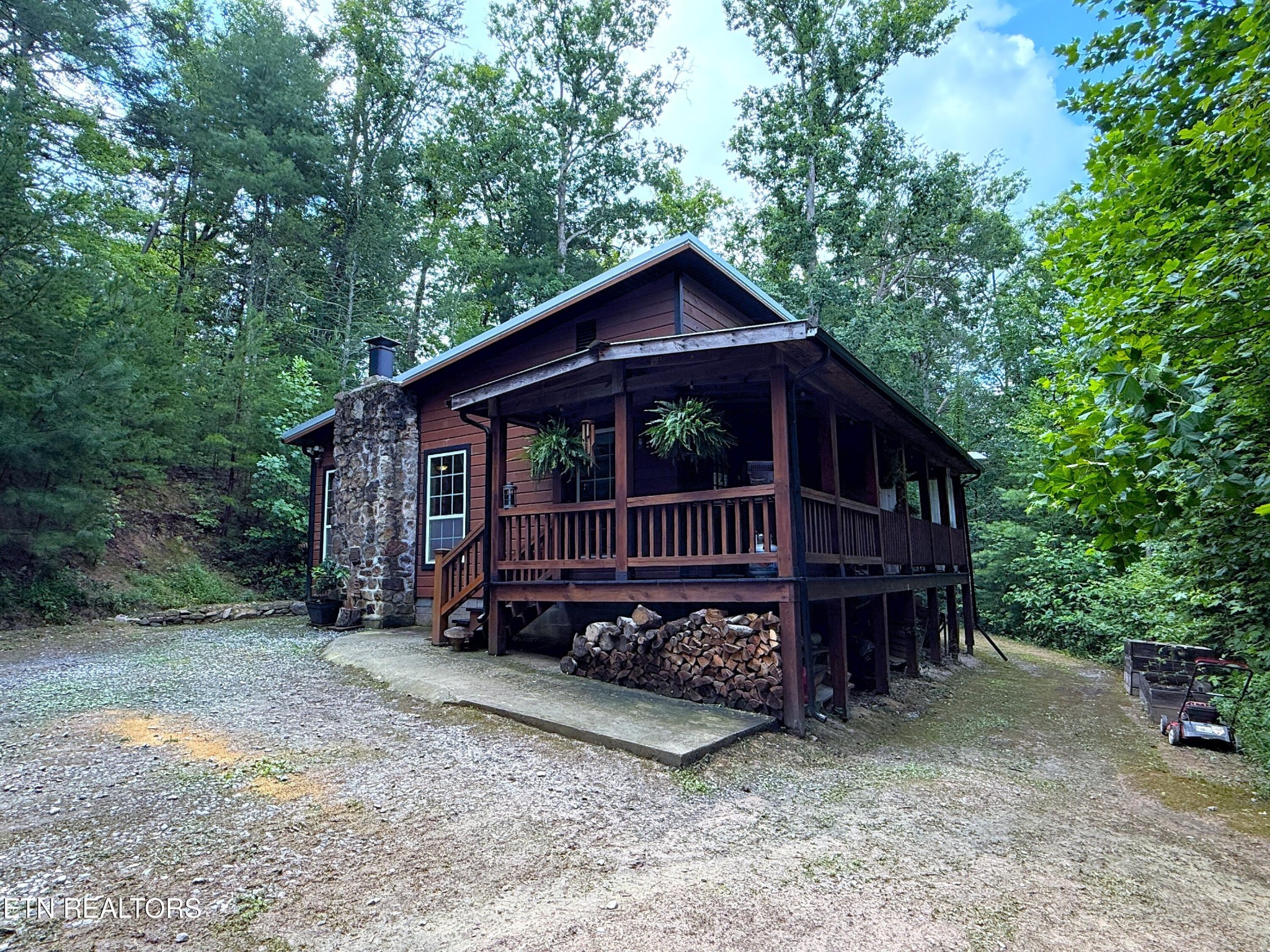 438 Country Square Rd Property Photo 3