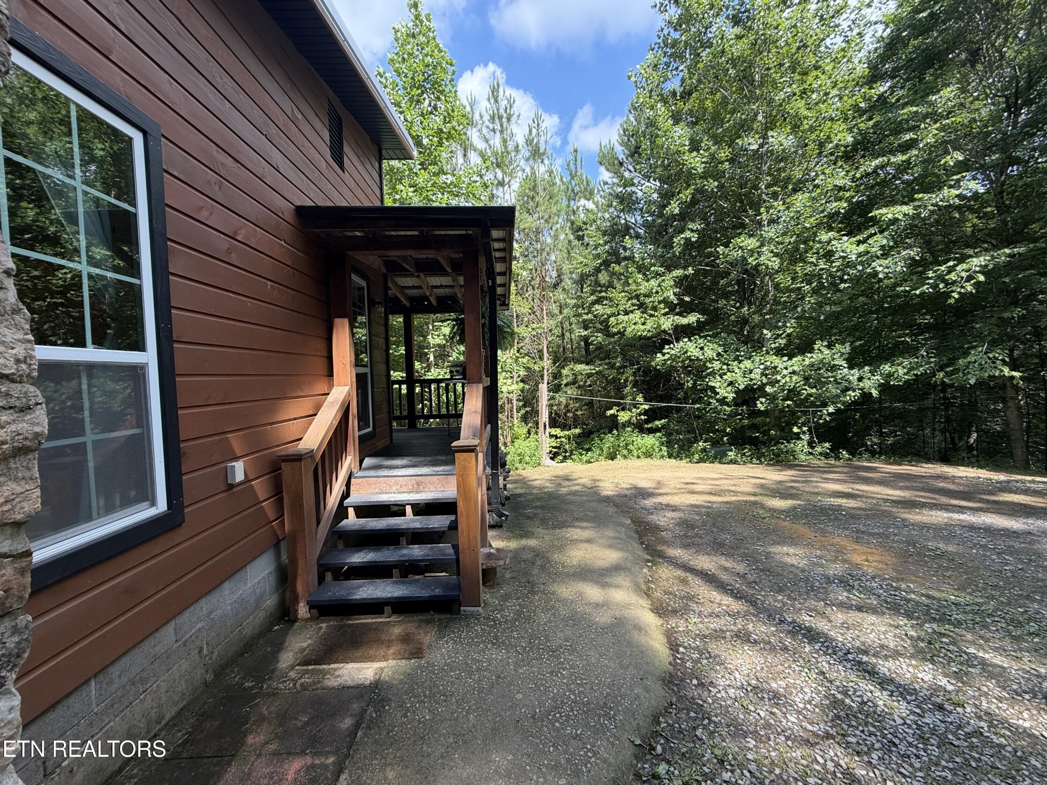 438 Country Square Rd Property Photo 4