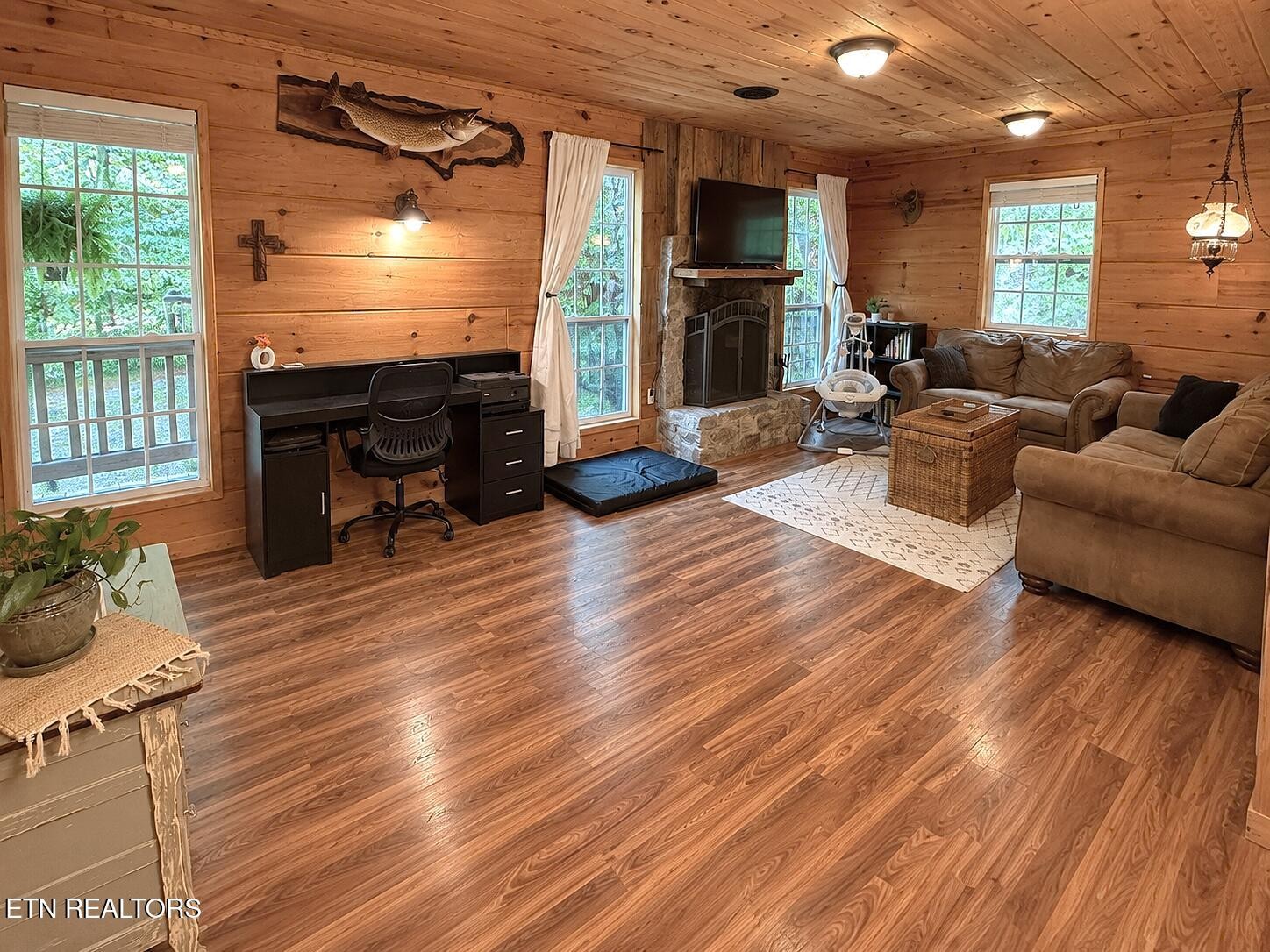 438 Country Square Rd Property Photo 5