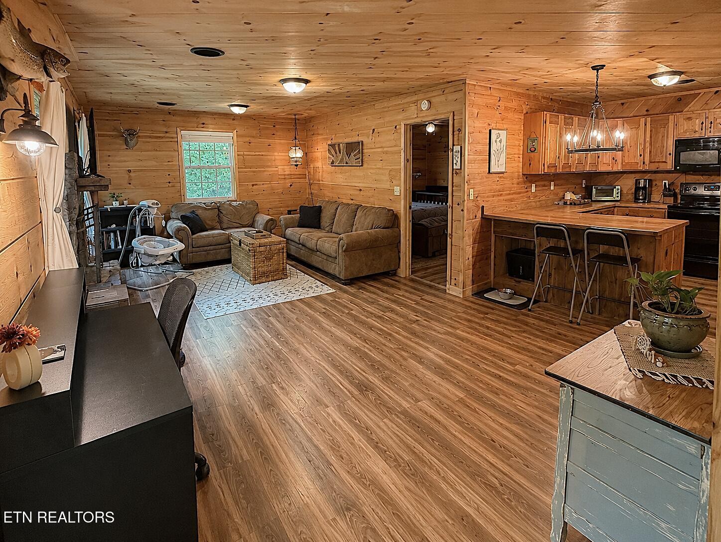 438 Country Square Rd Property Photo 6