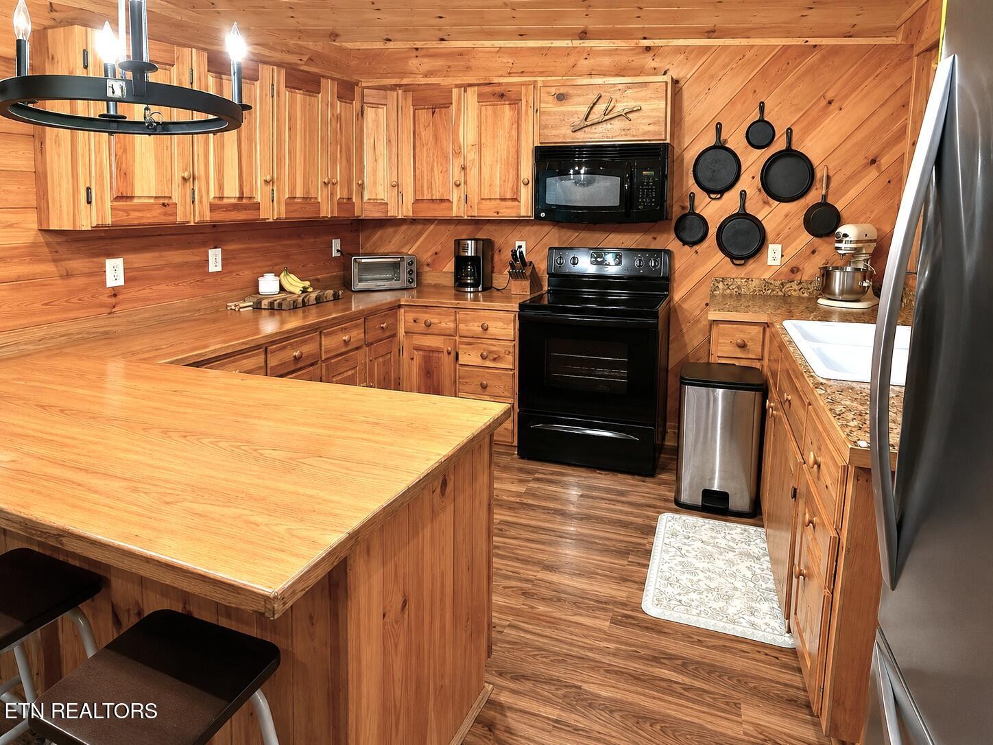 438 Country Square Rd Property Photo 8