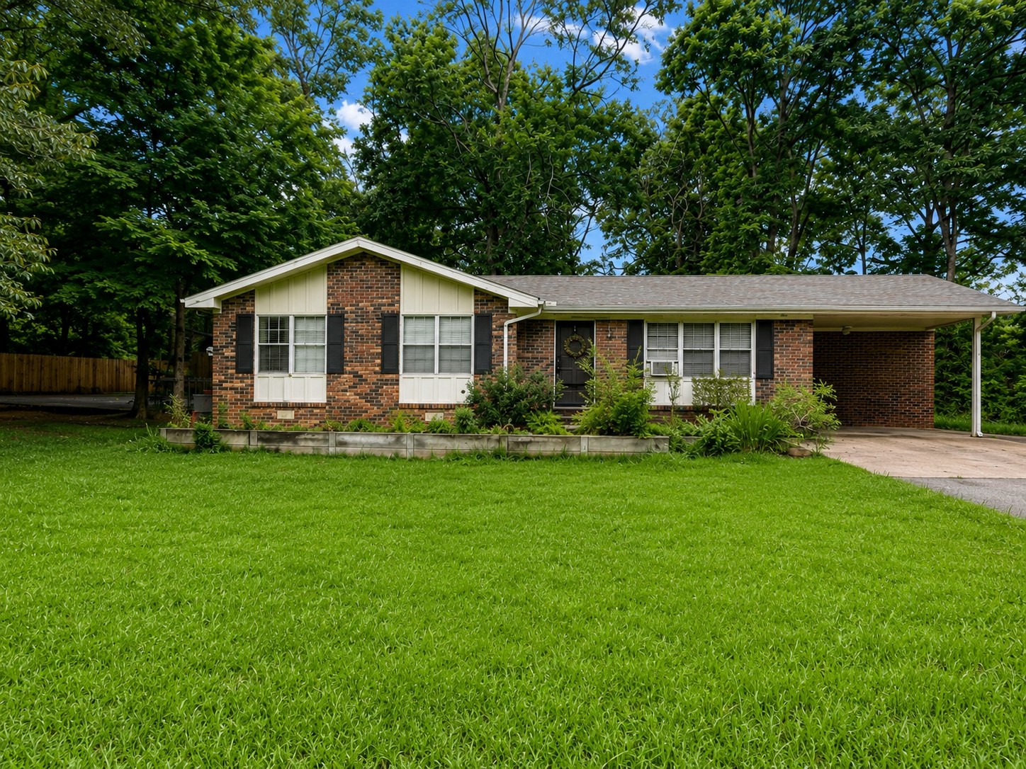 655 E End Dr Property Photo 1