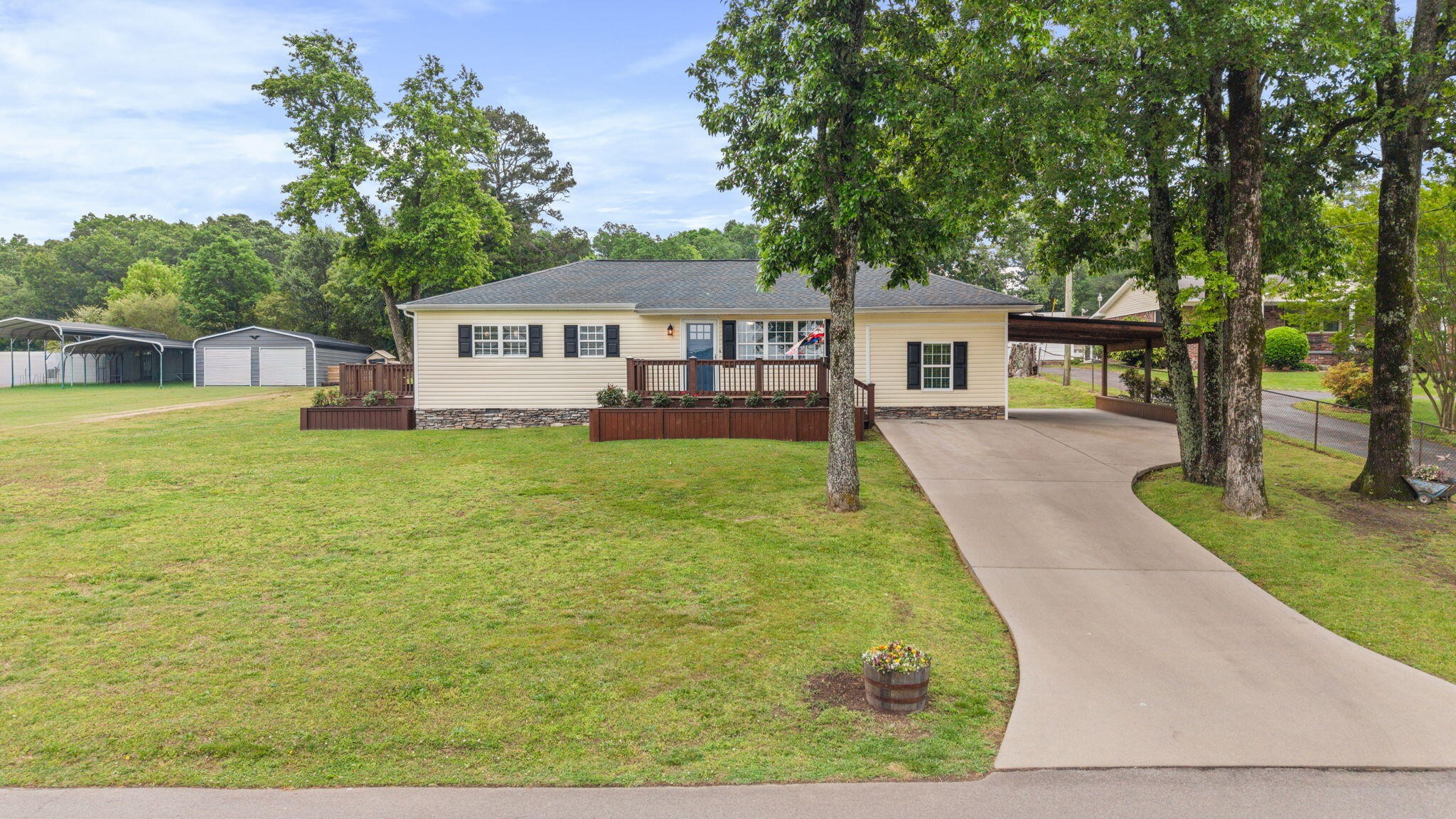 2213 Northeast, SE Property Photo 1