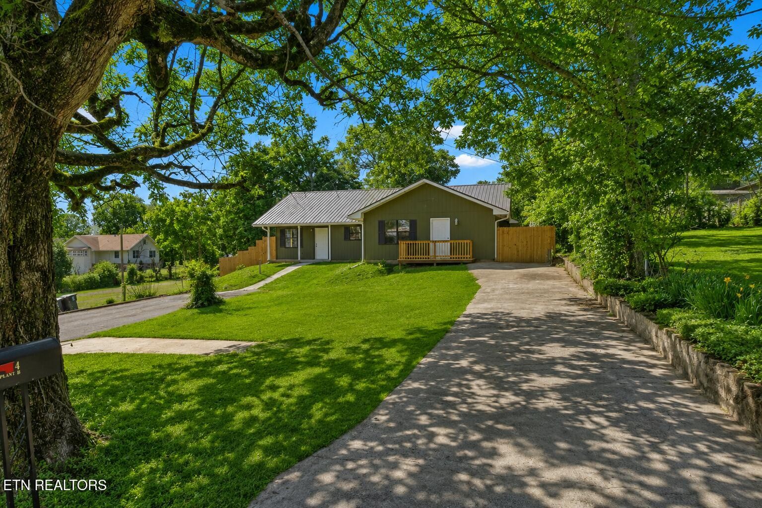 104 Pine St Property Photo 1