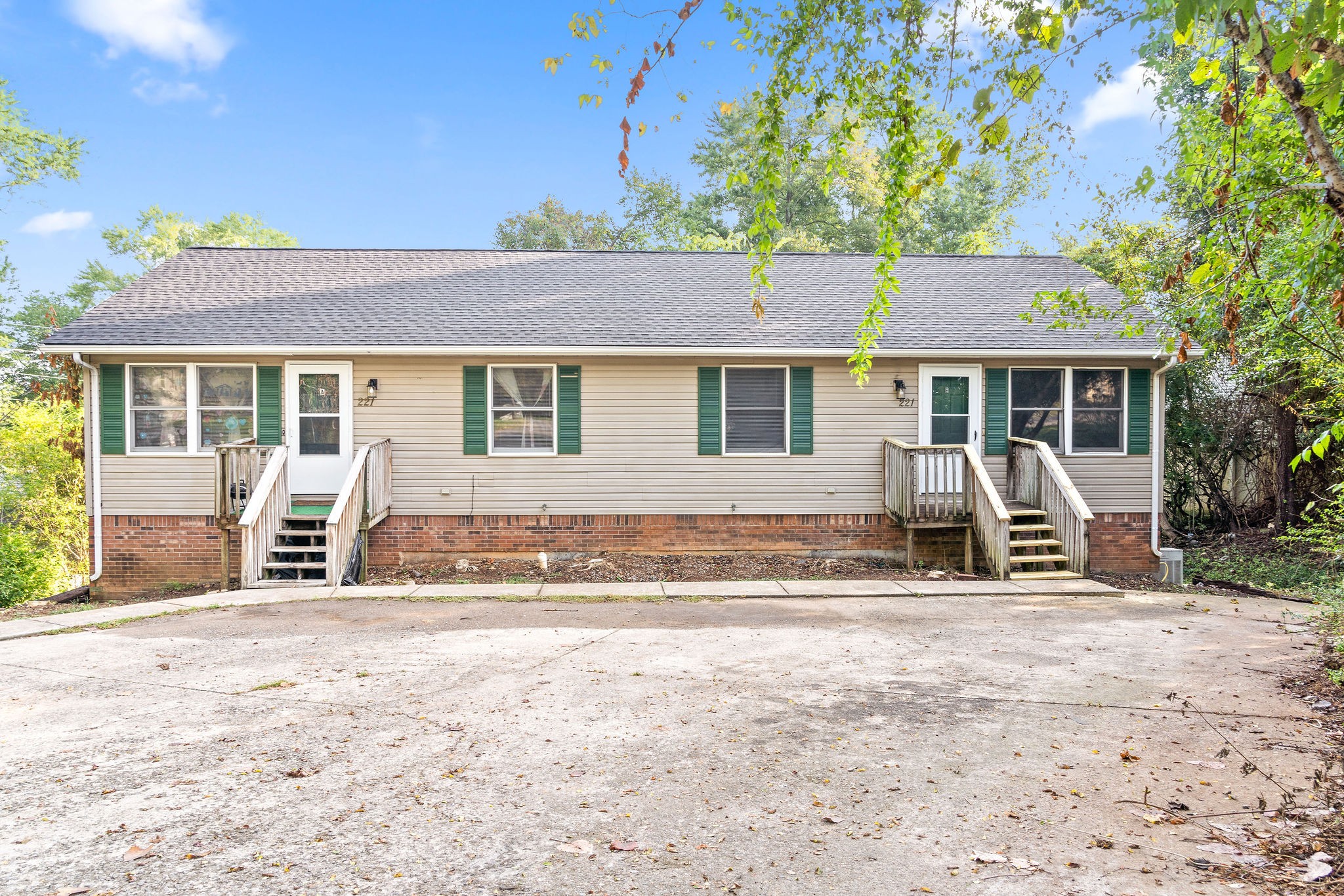 221 Park Ln Property Photo 1