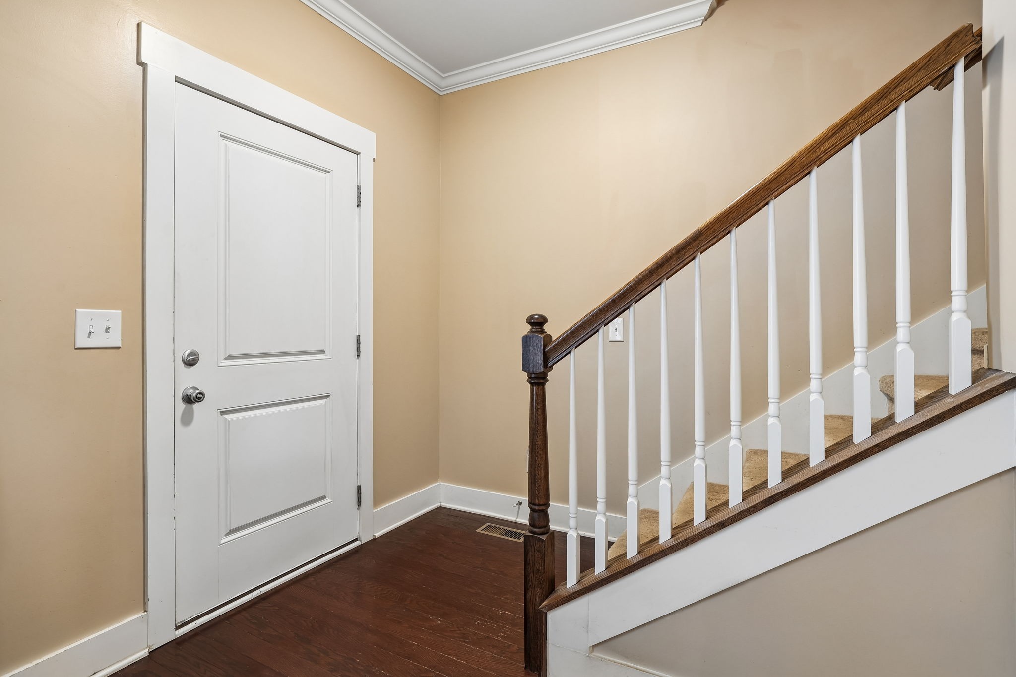105 St Charles Pl Property Photo 3