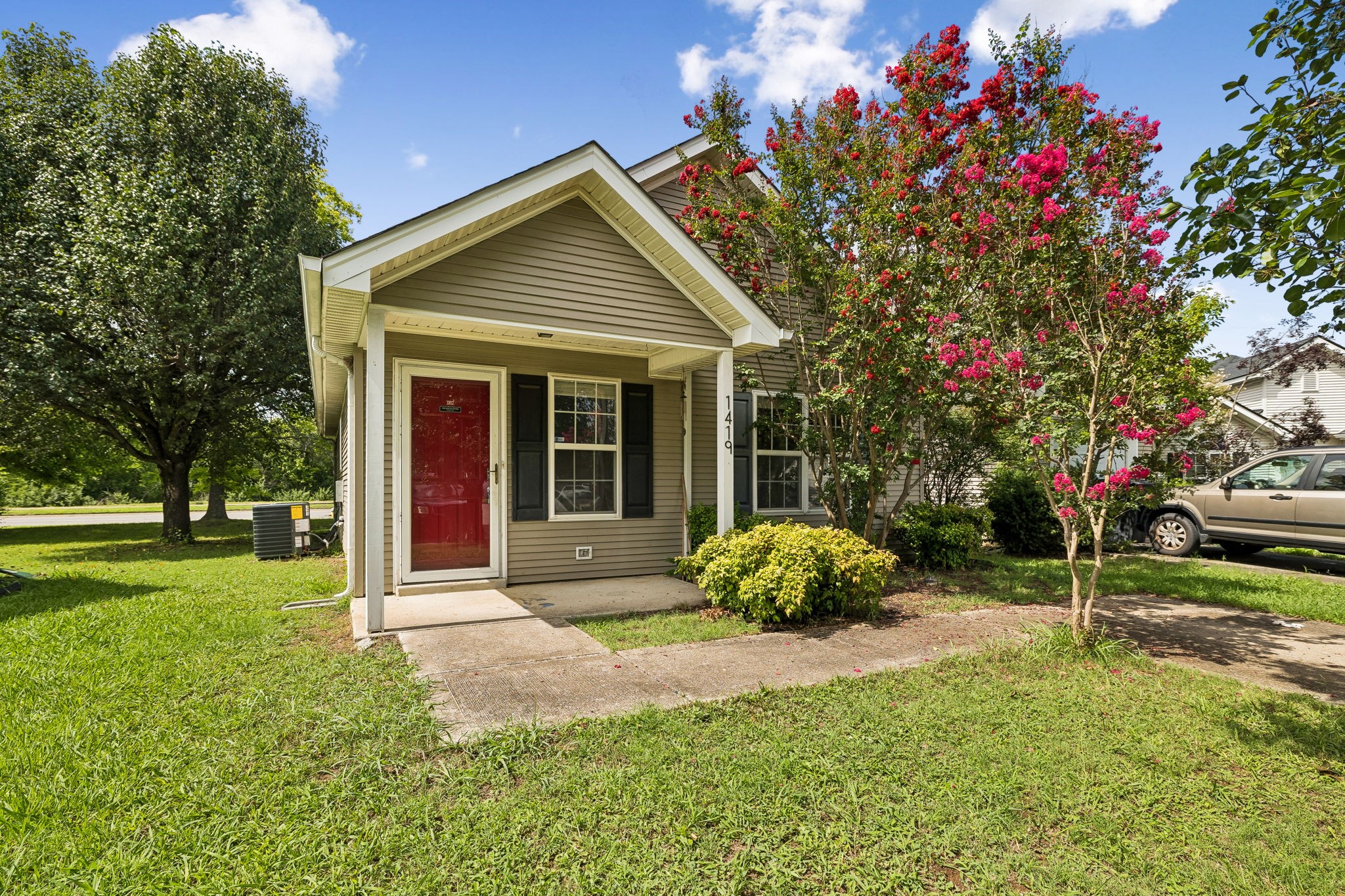 1419 Rochester Dr Property Photo 2