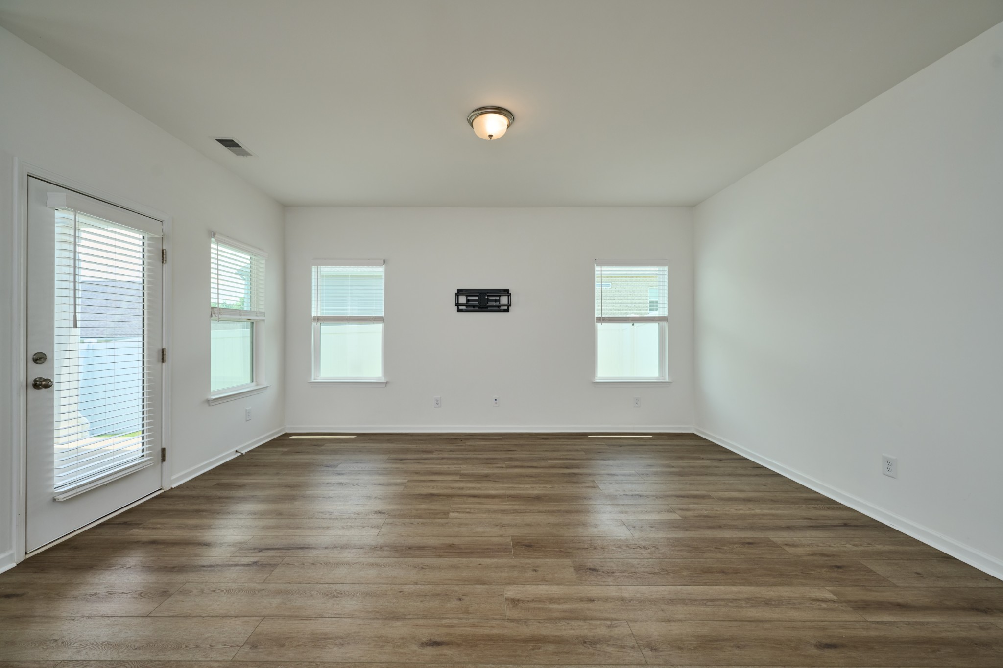 220 Summerlin Dr Property Photo 5