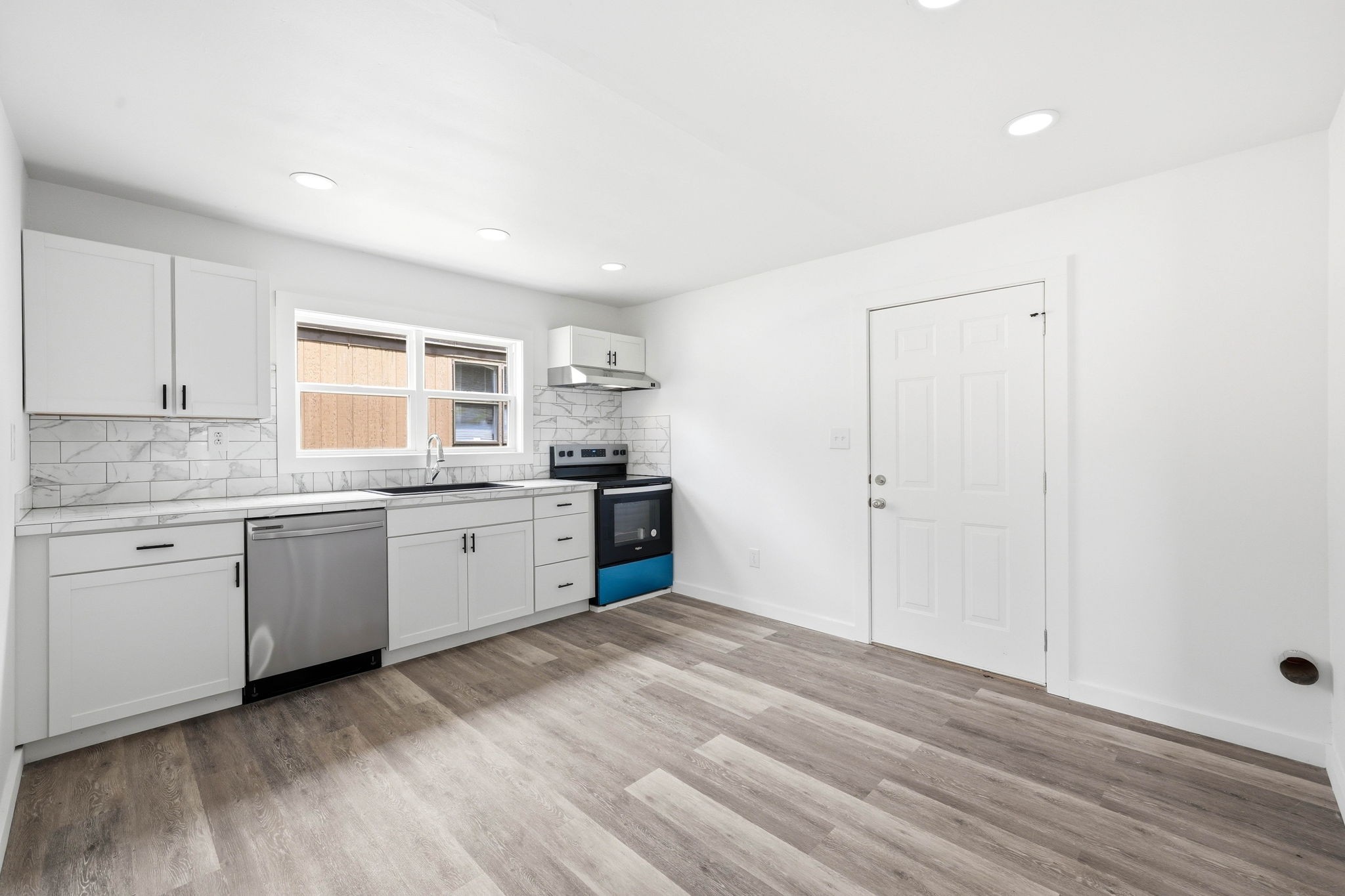 305 S Polk St Property Photo 4
